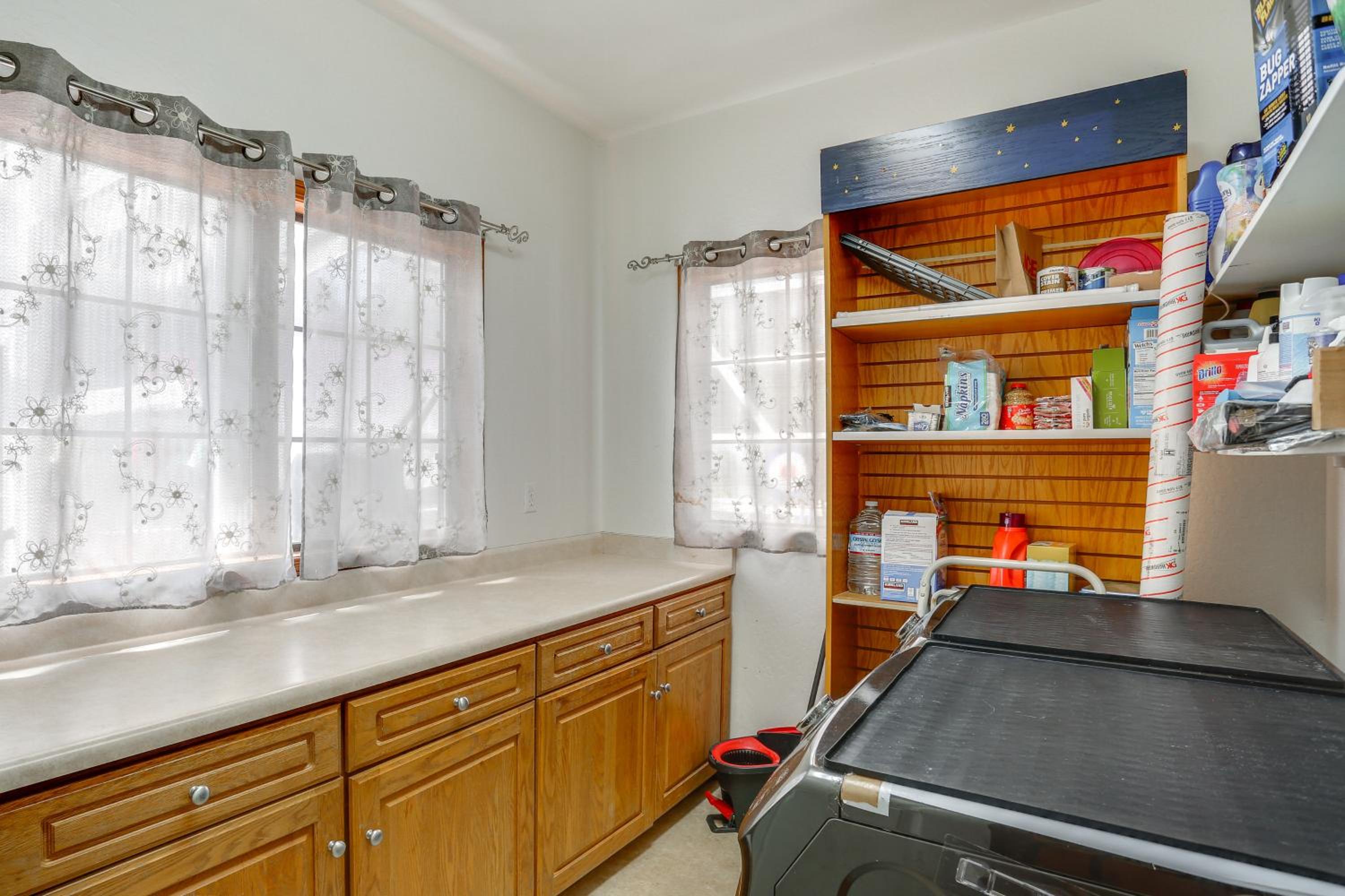 3 Mi to Sequoia Park Zoo Spacious Home with Sunroom