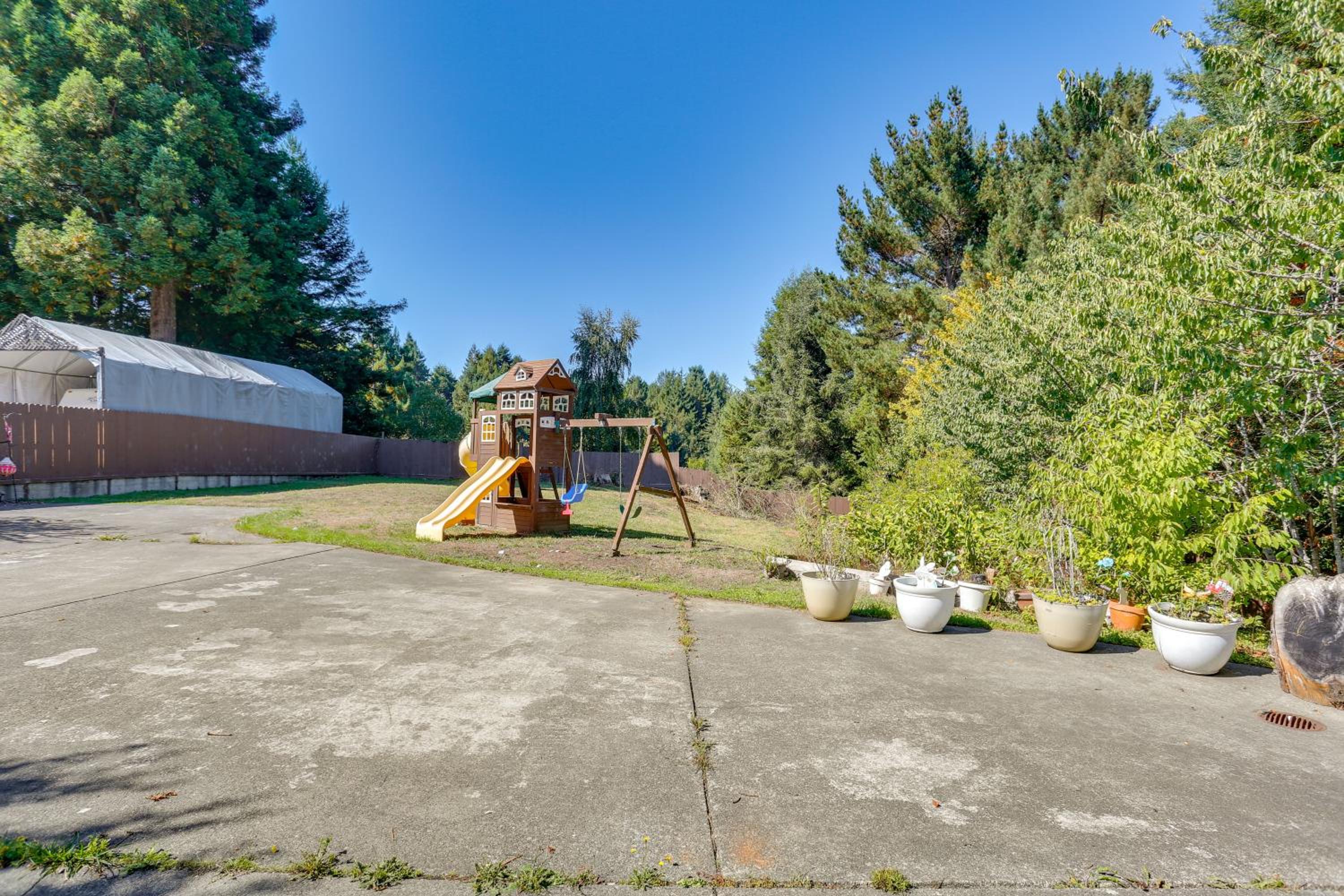 3 Mi to Sequoia Park Zoo Spacious Home with Sunroom