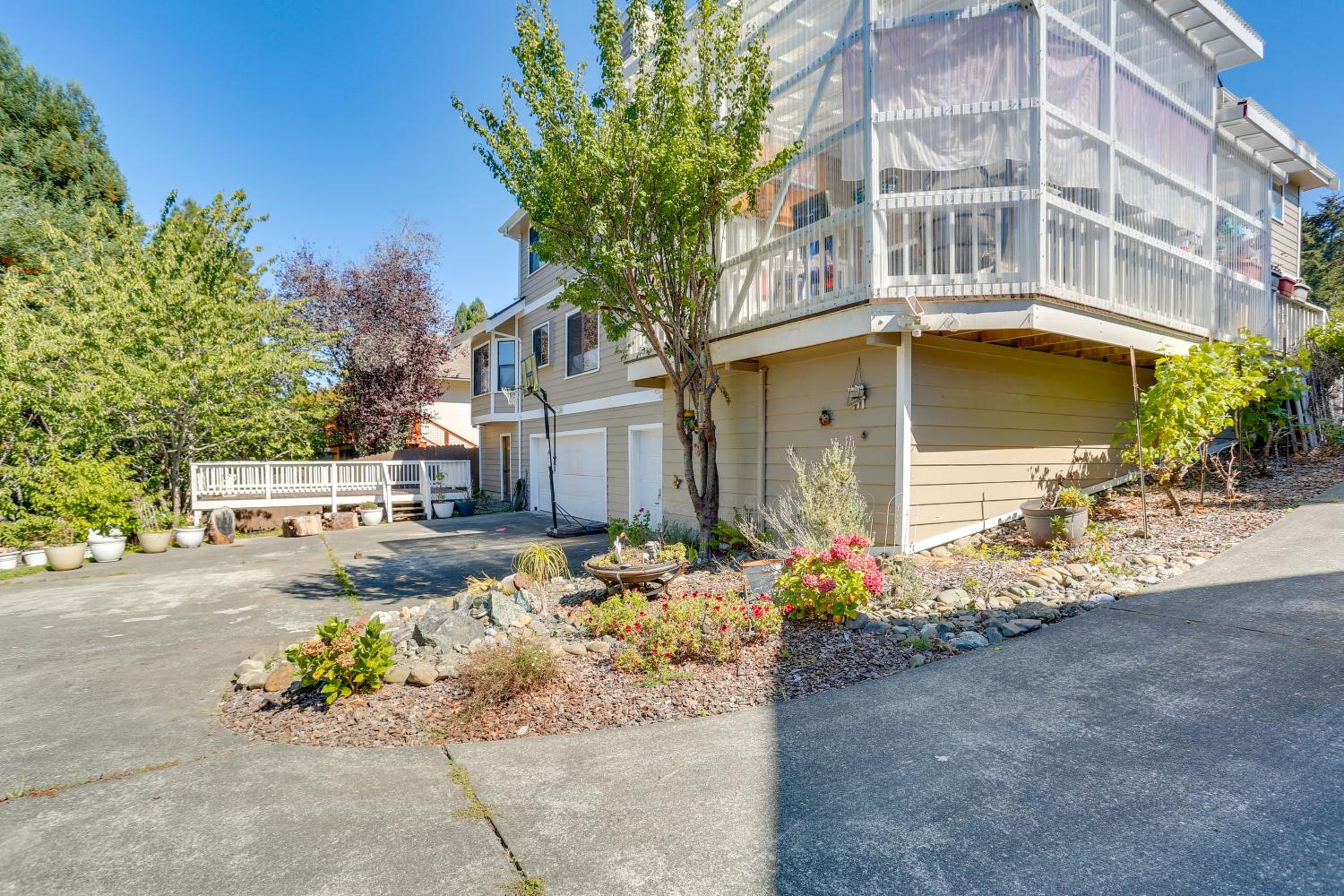 3 Mi to Sequoia Park Zoo Spacious Home with Sunroom