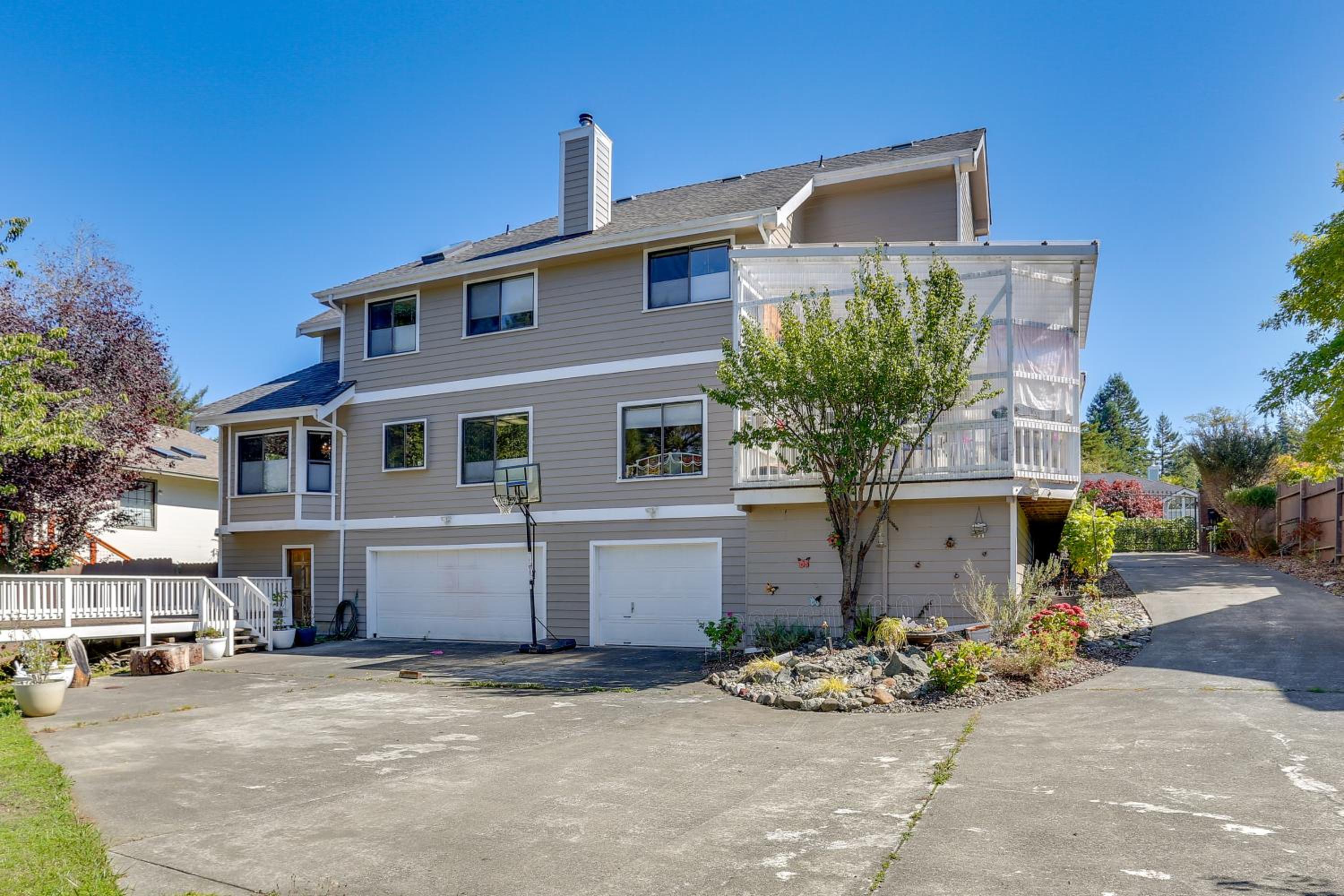 3 Mi to Sequoia Park Zoo Spacious Home with Sunroom