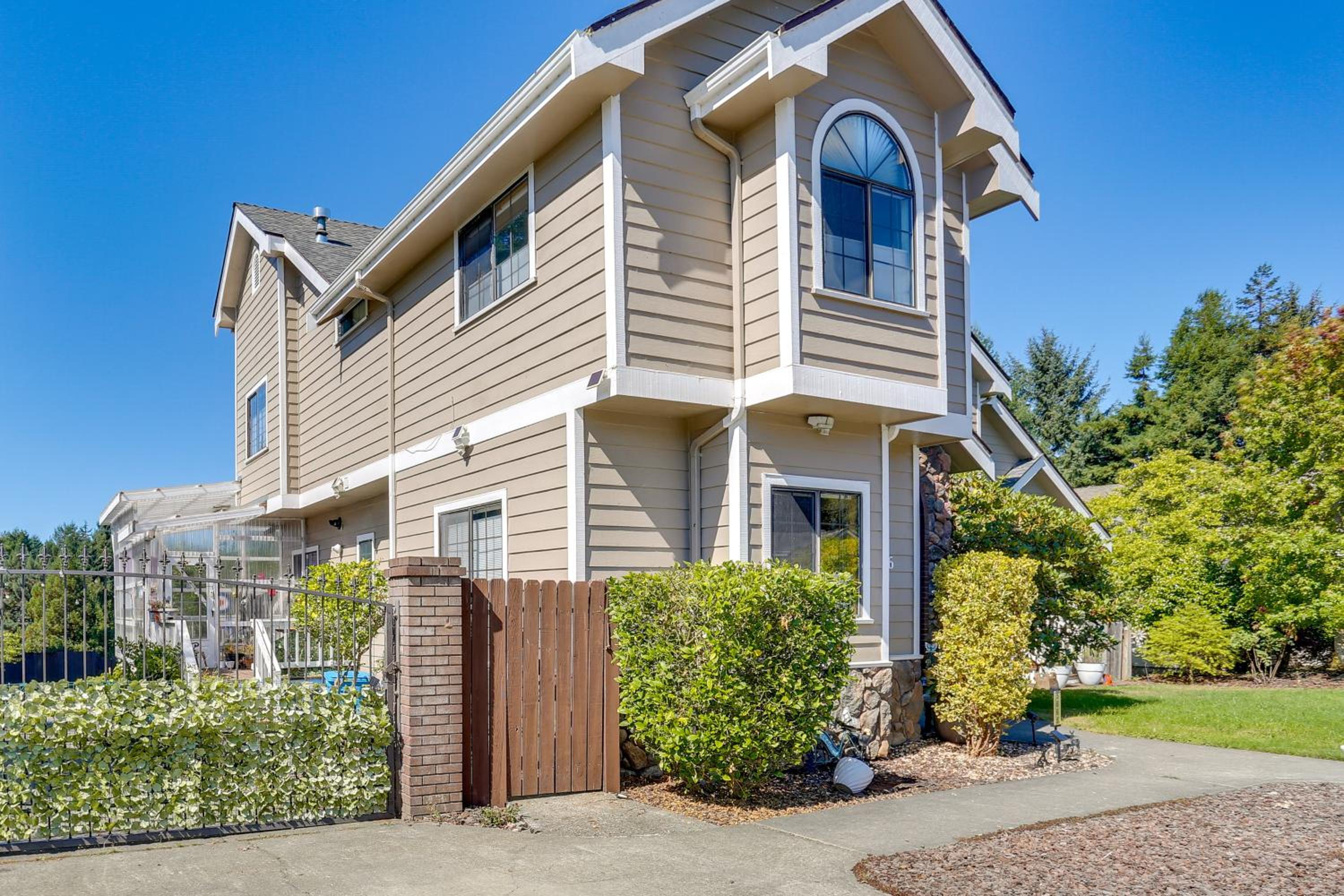 3 Mi to Sequoia Park Zoo Spacious Home with Sunroom