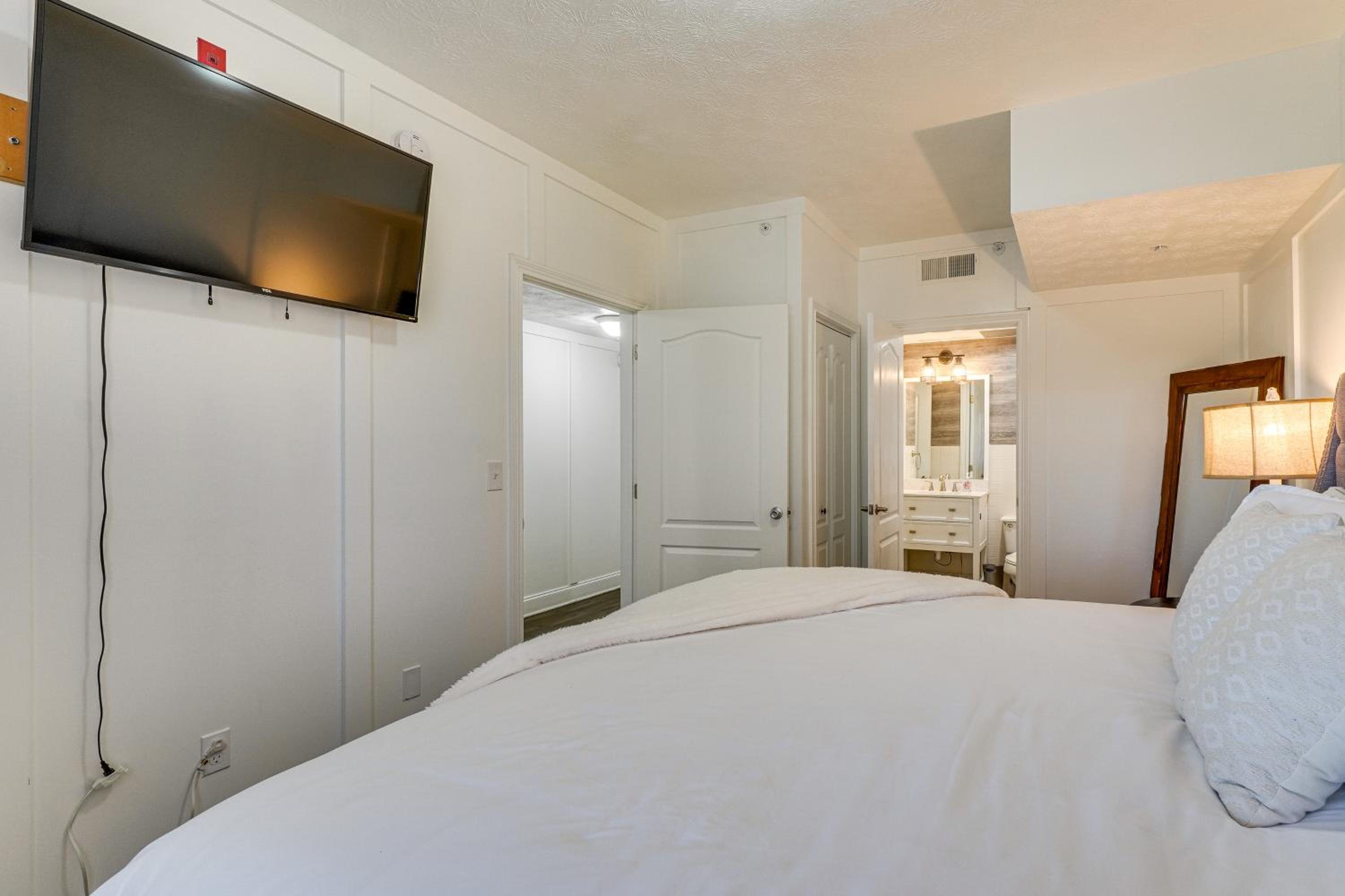 2 Mi to Dollywood! Golfview Resort Condo with Pools