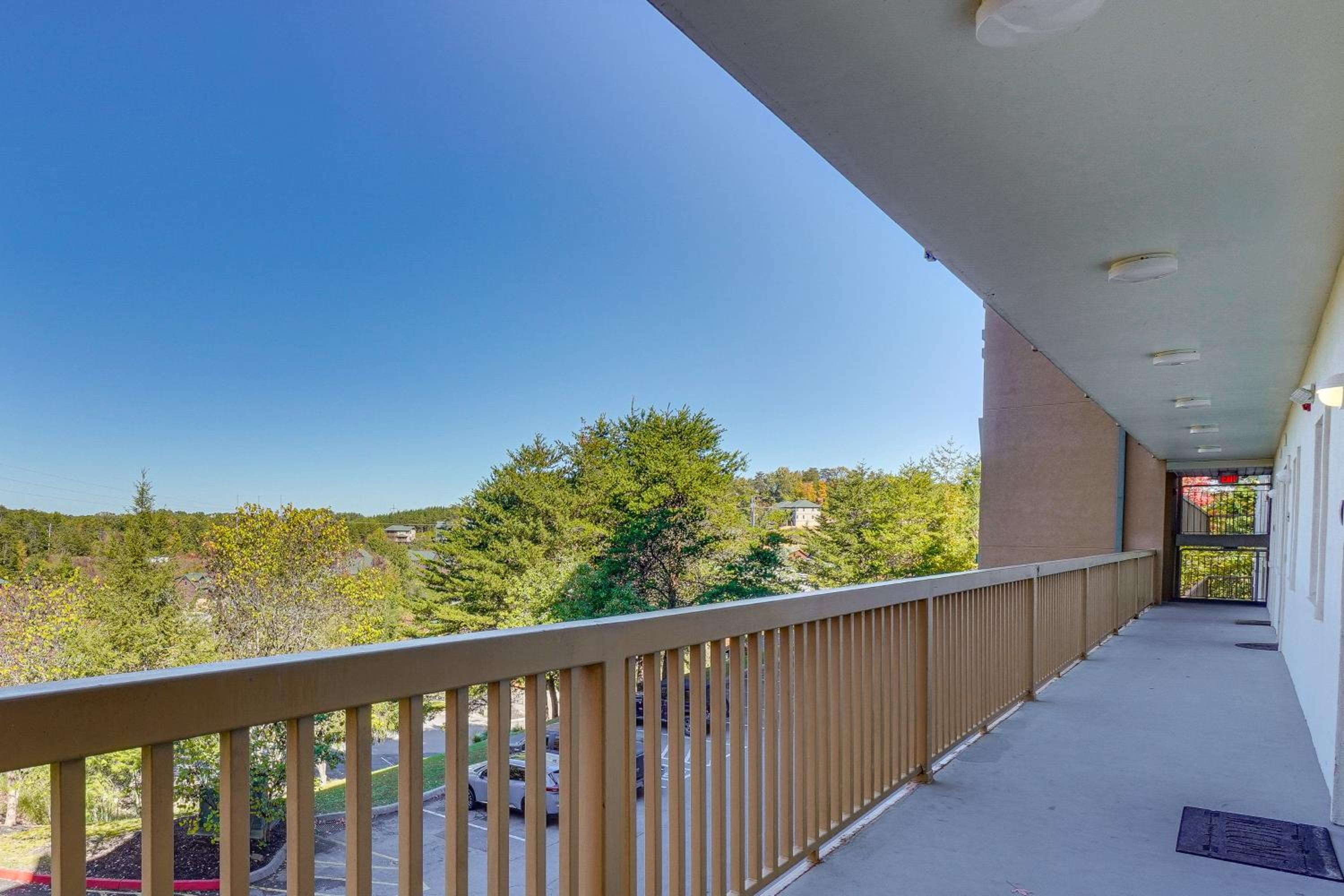 2 Mi to Dollywood! Golfview Resort Condo with Pools
