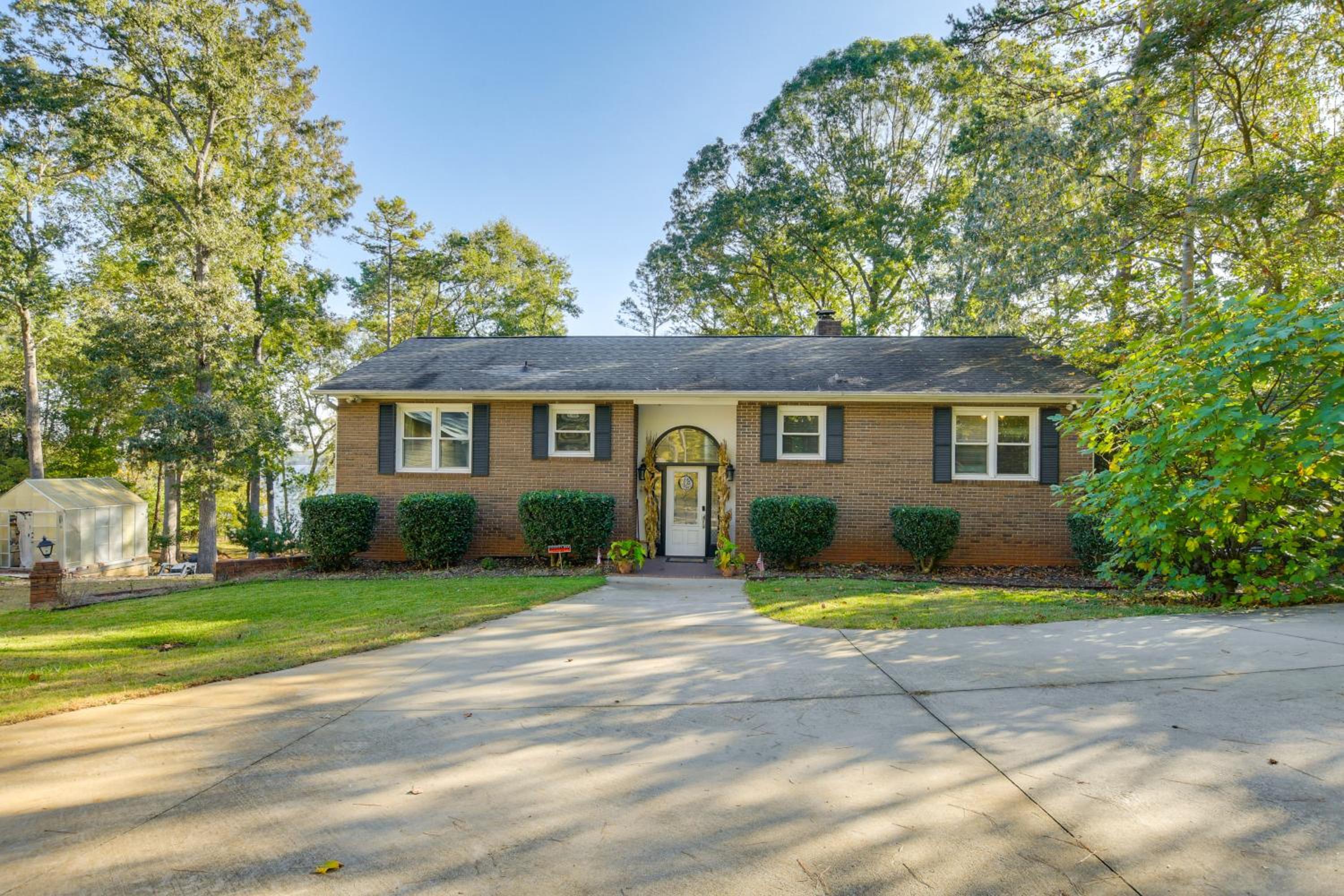 Waterfront Lake Hartwell Home Less Than 1 Mi to Marina!
