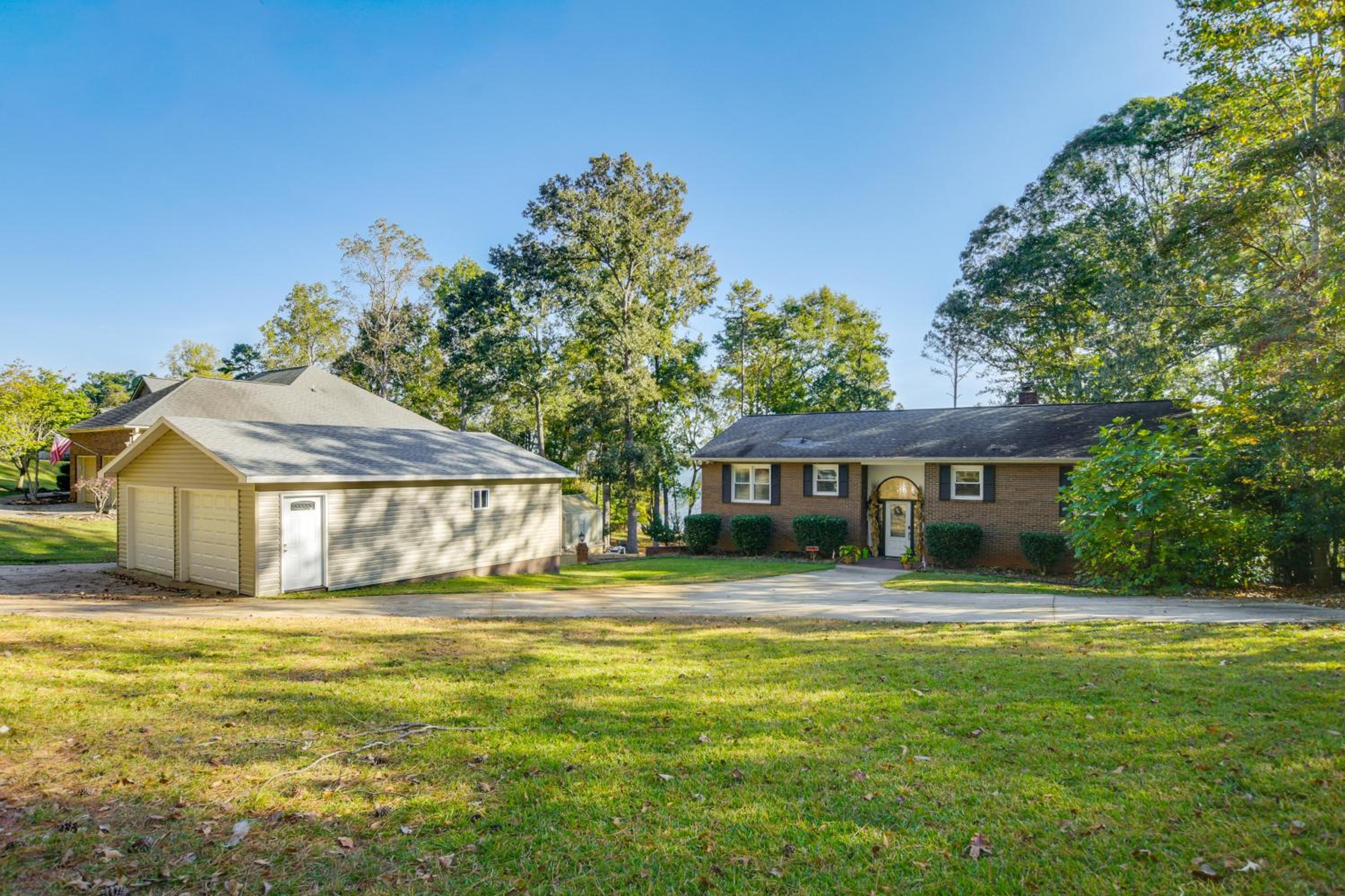 Waterfront Lake Hartwell Home Less Than 1 Mi to Marina!