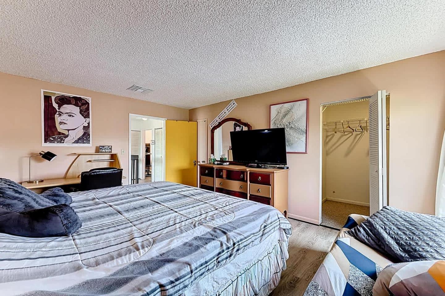 Cozy 1BR Shared Home Pool Tennis & Lake Access