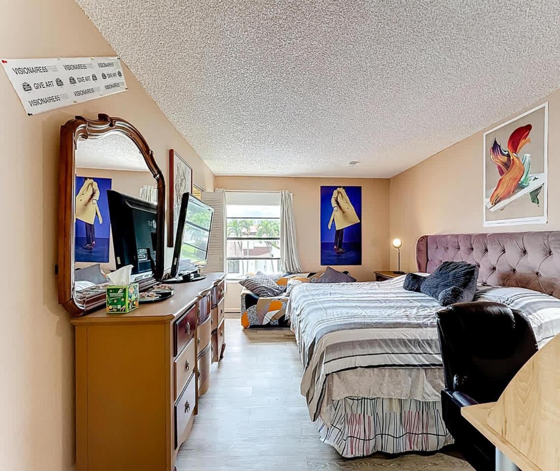 Cozy 1BR Shared Home Pool Tennis & Lake Access