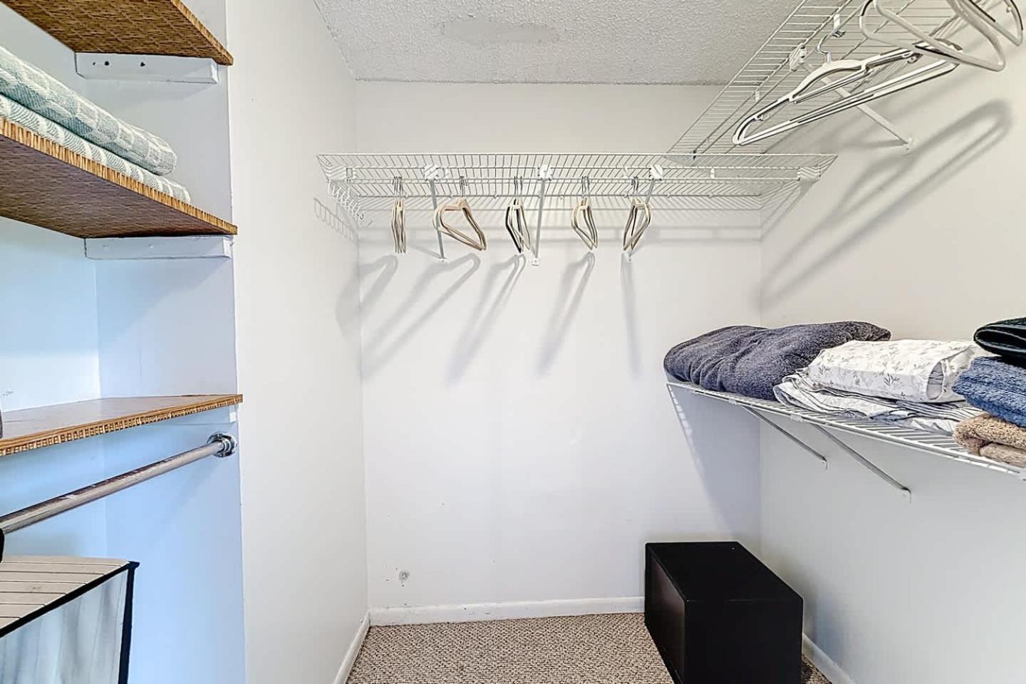Cozy 1BR Shared Home Pool Tennis & Lake Access