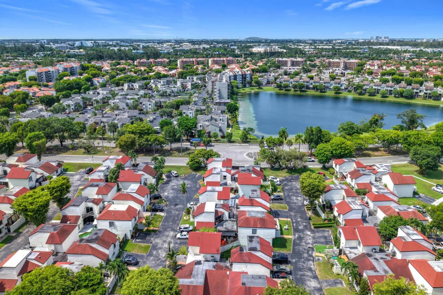 Cozy 1BR Shared Home Pool Tennis & Lake Access