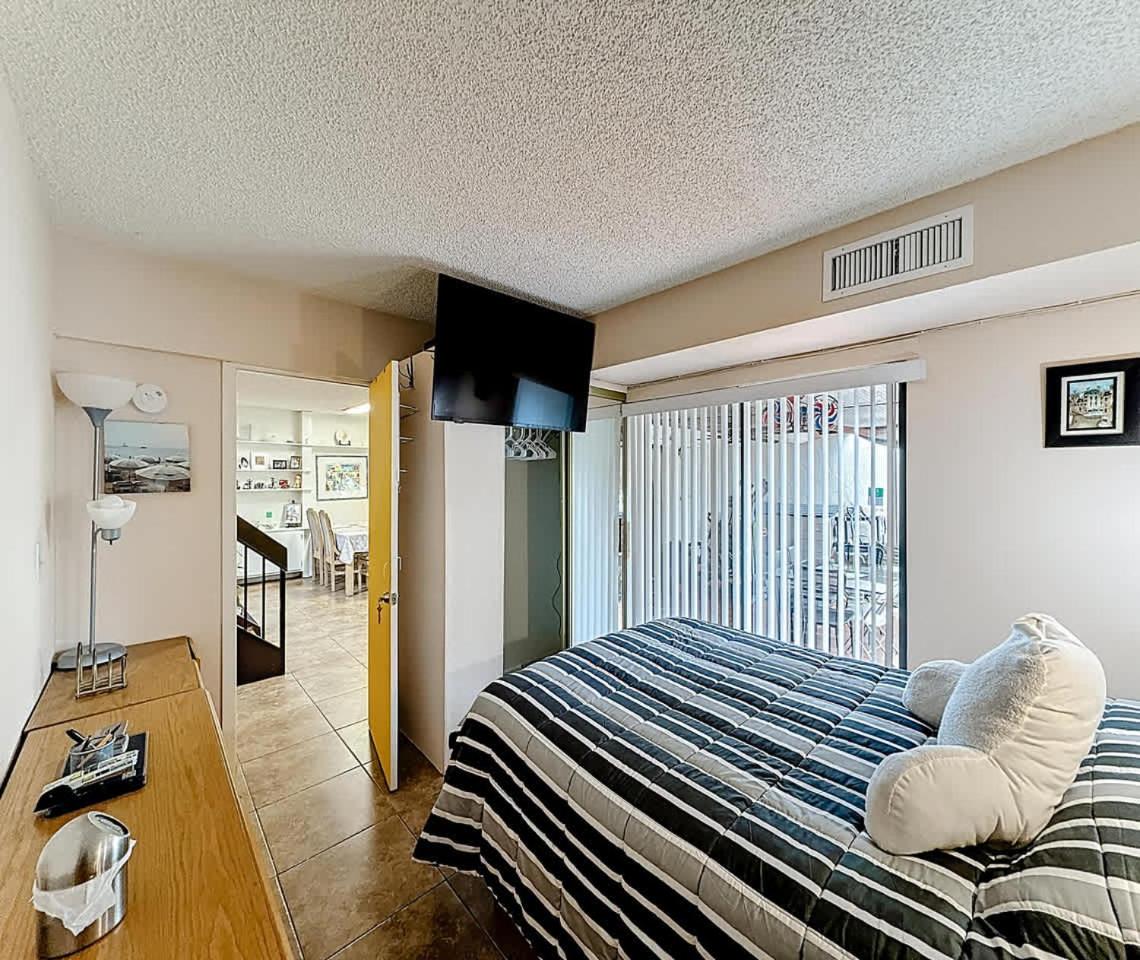 1BR in Shared Home Pool Tennis & Lake Miami