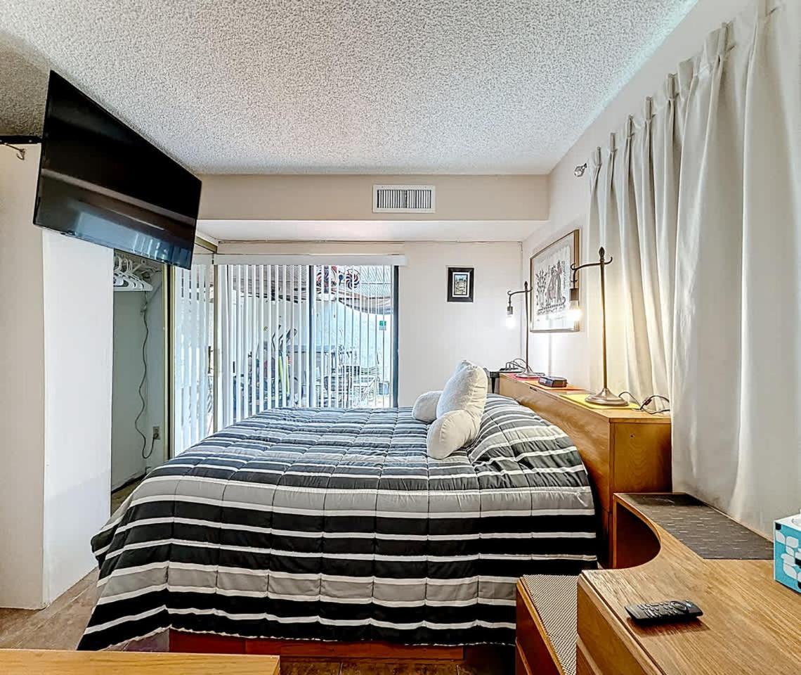 1BR in Shared Home Pool Tennis & Lake Miami