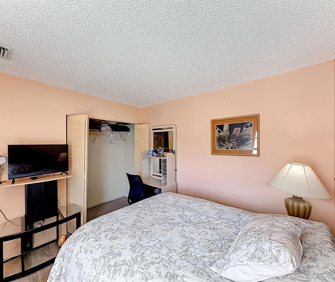 1BR in Shared Miami Home Pool Lake & Tennis