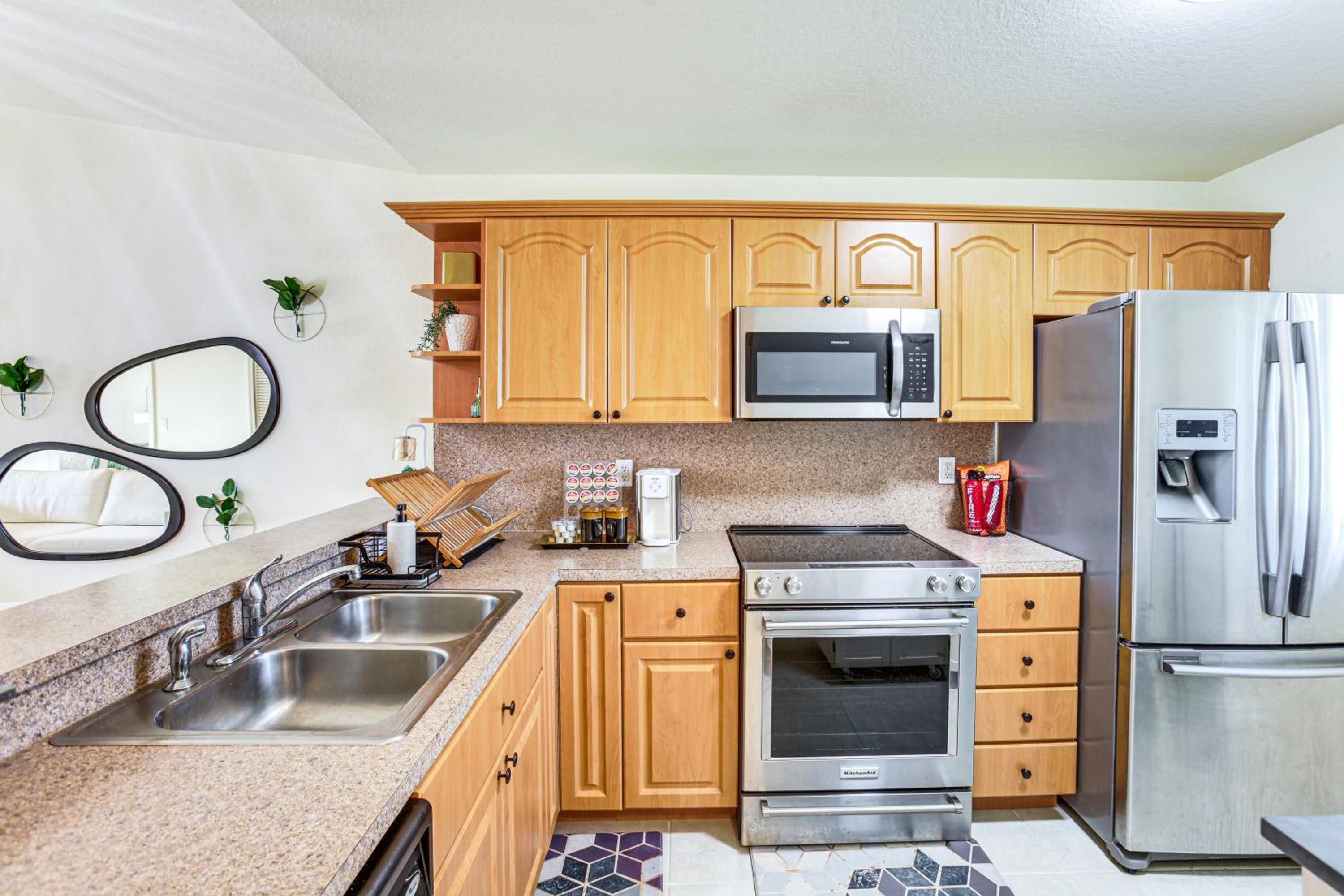 Golf Getaway Cape Coral Condo 1 Mi to River!