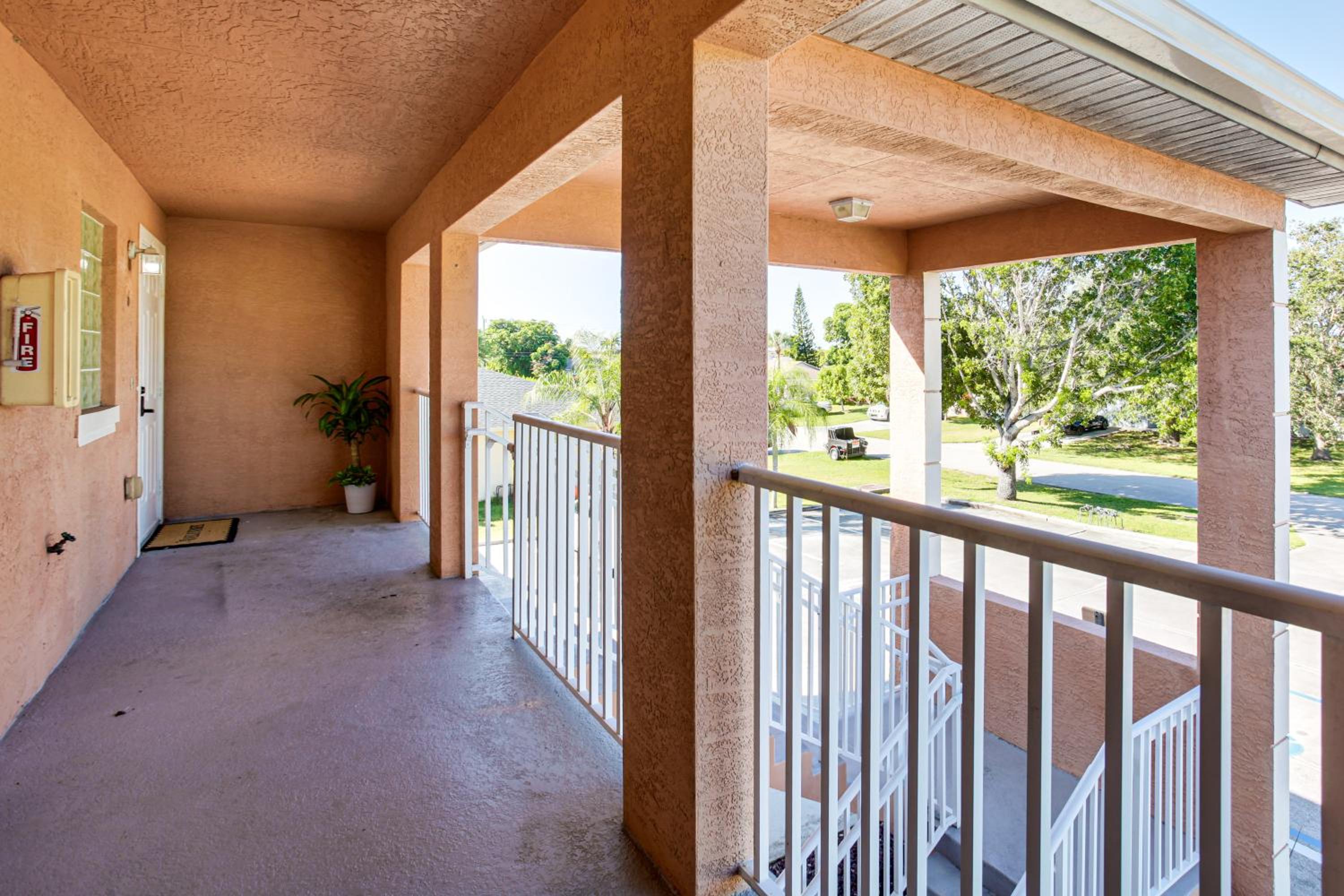 Golf Getaway Cape Coral Condo 1 Mi to River!
