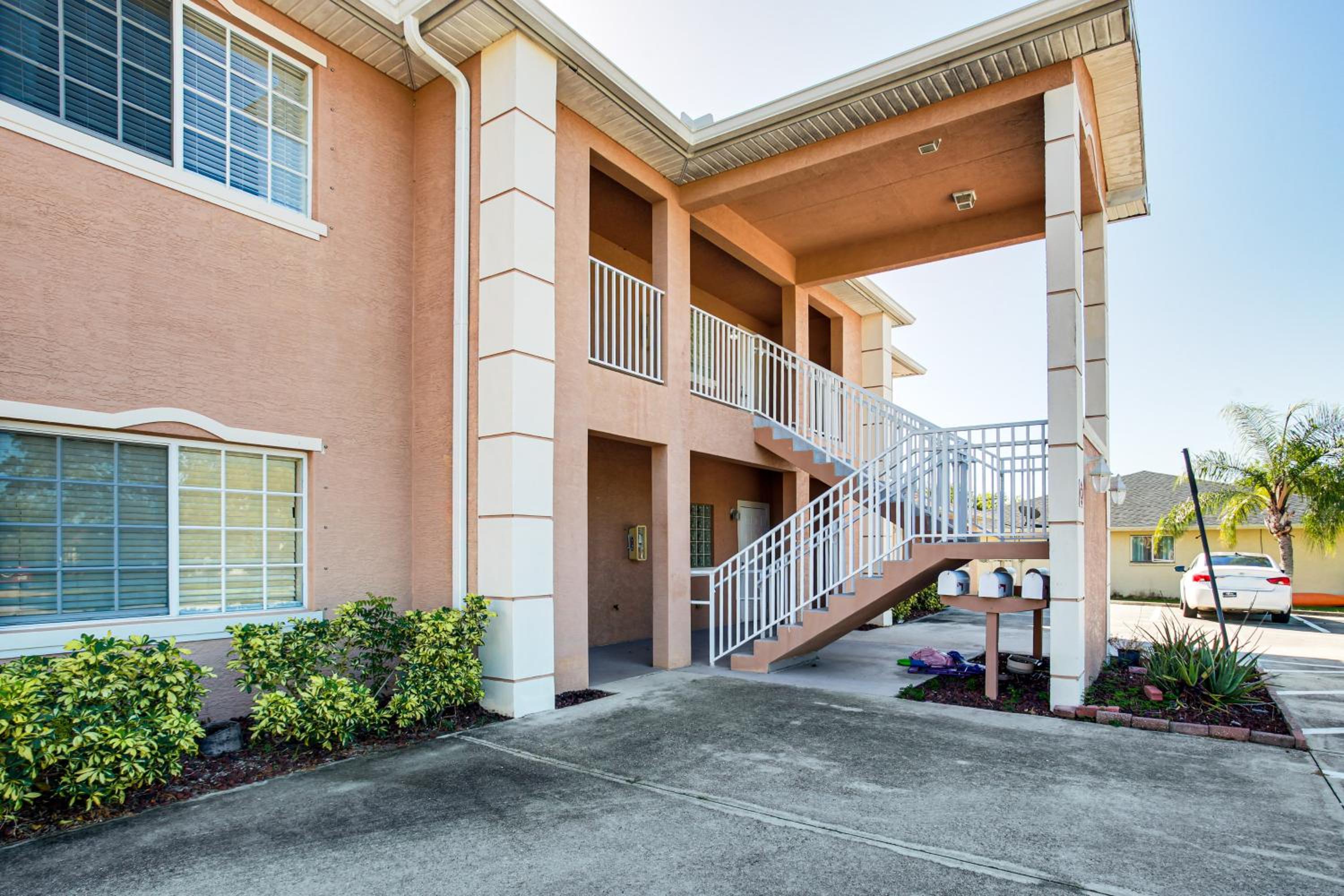 Golf Getaway Cape Coral Condo 1 Mi to River!