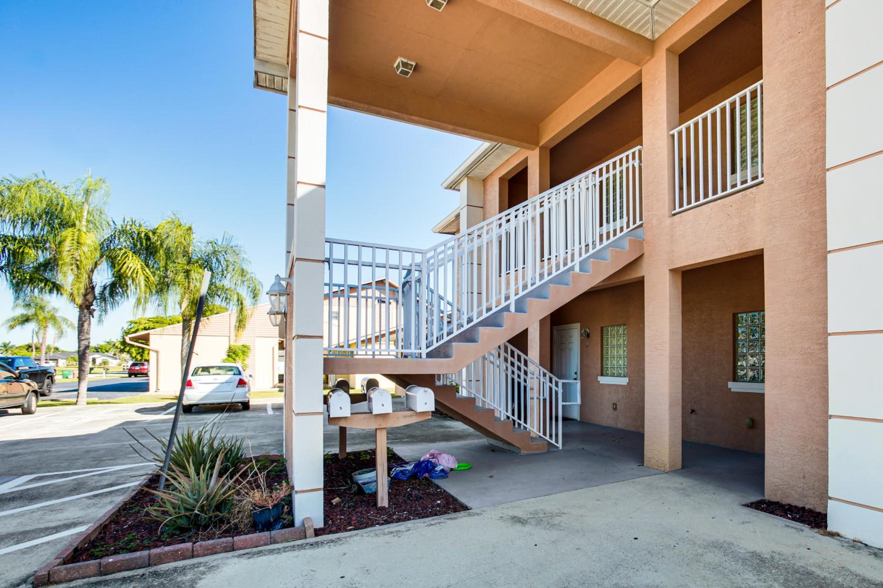 Golf Getaway Cape Coral Condo 1 Mi to River!