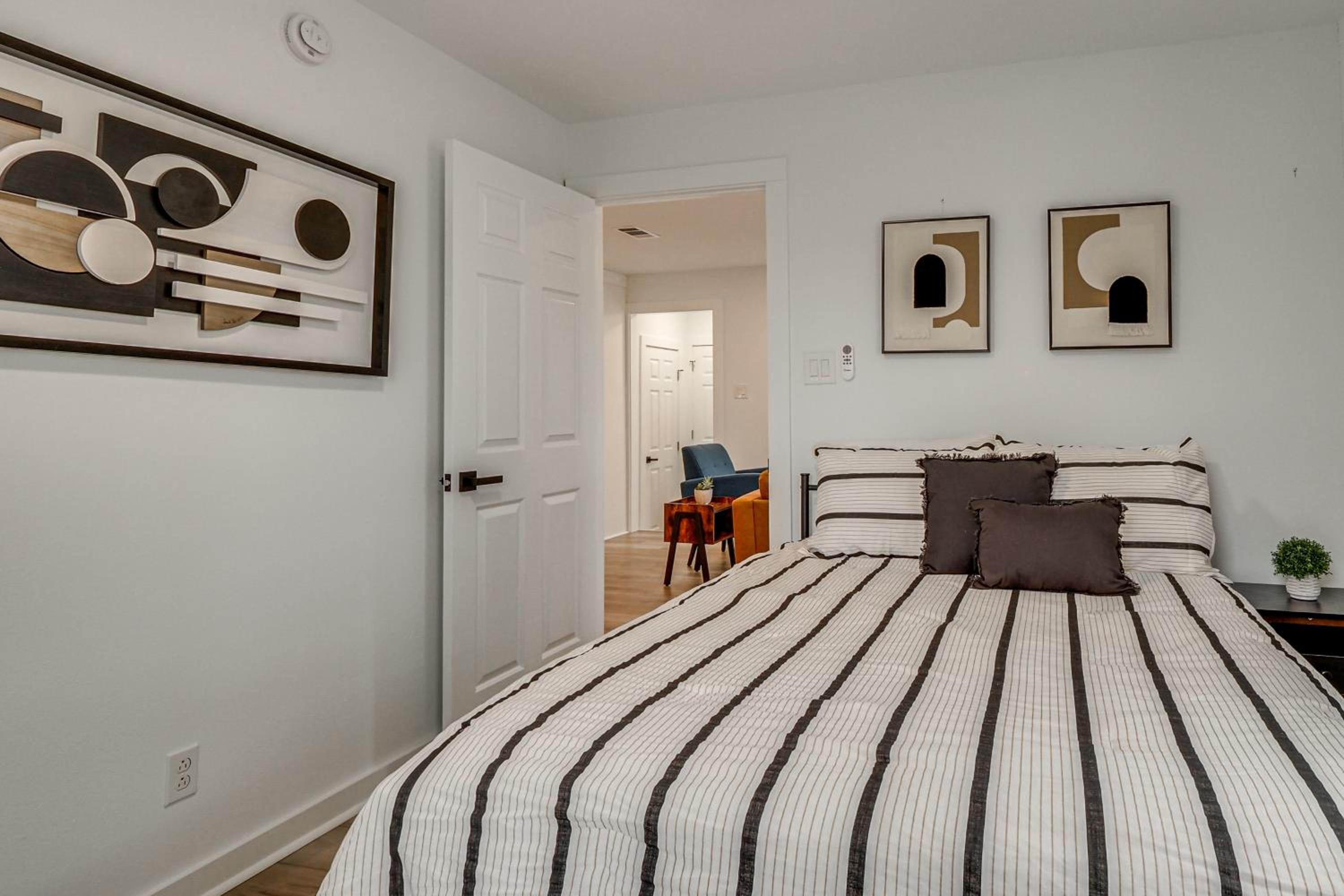 Near Historic Georgetown Square! Updated Home