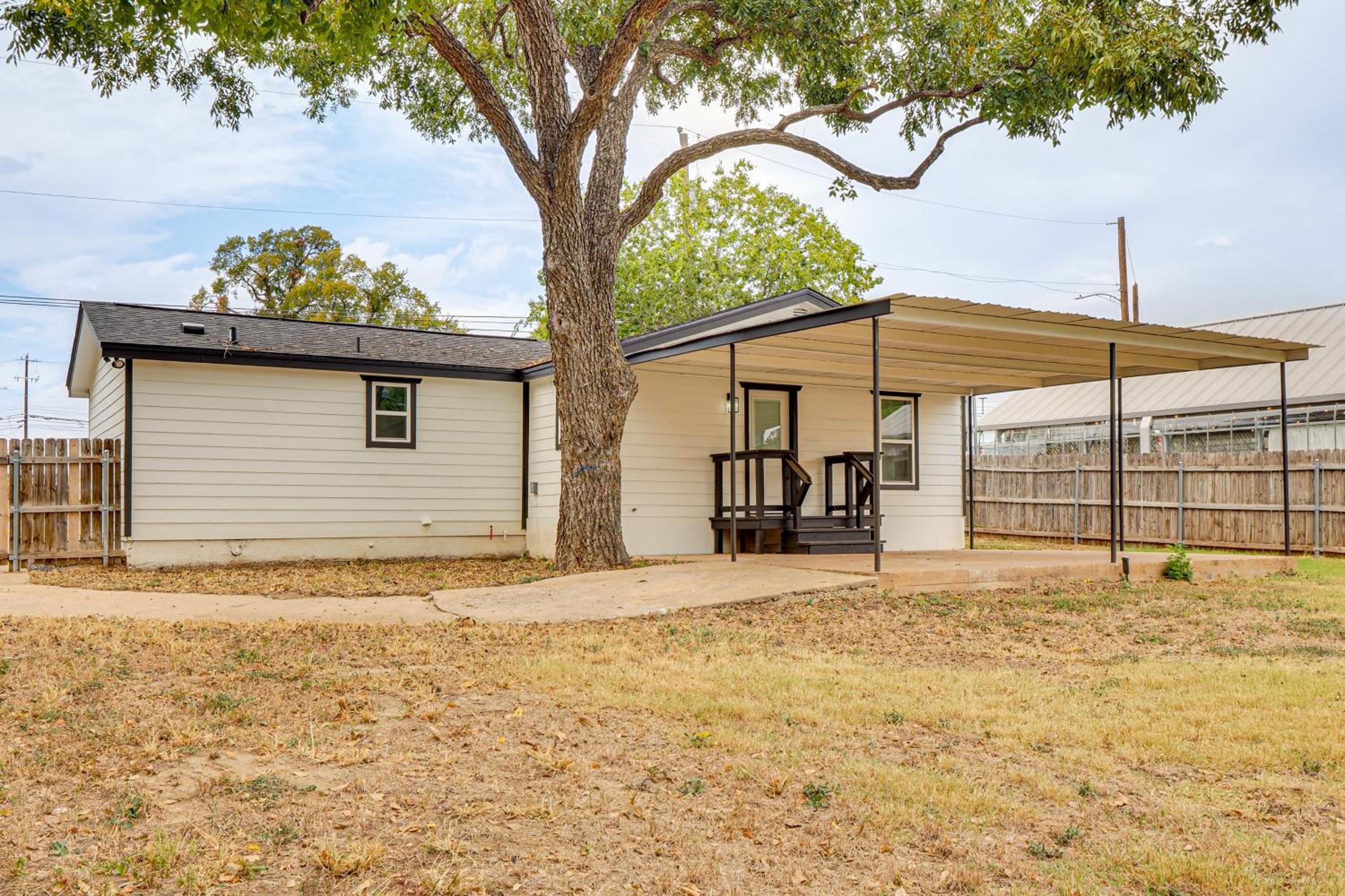 Near Historic Georgetown Square! Updated Home