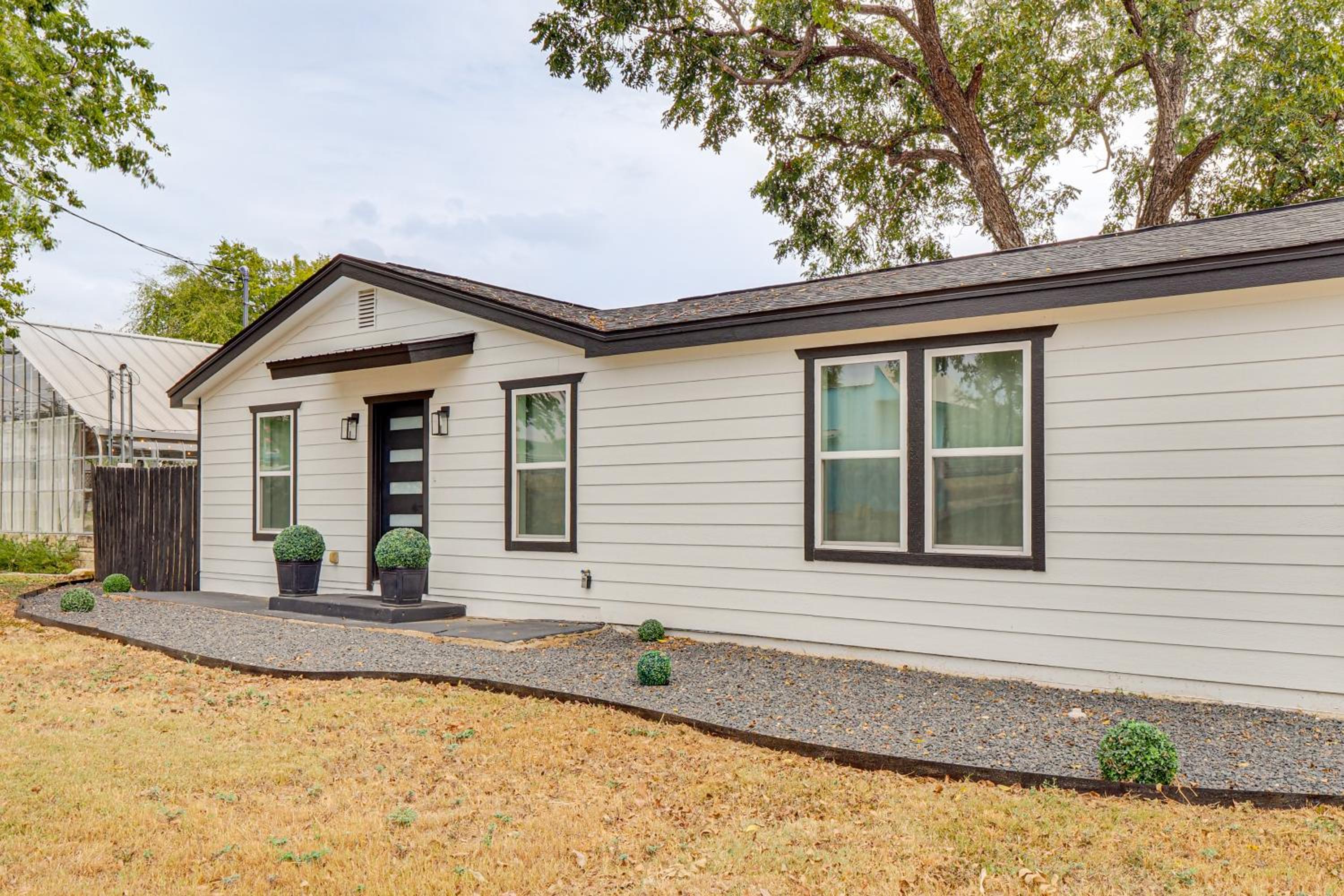 Near Historic Georgetown Square! Updated Home