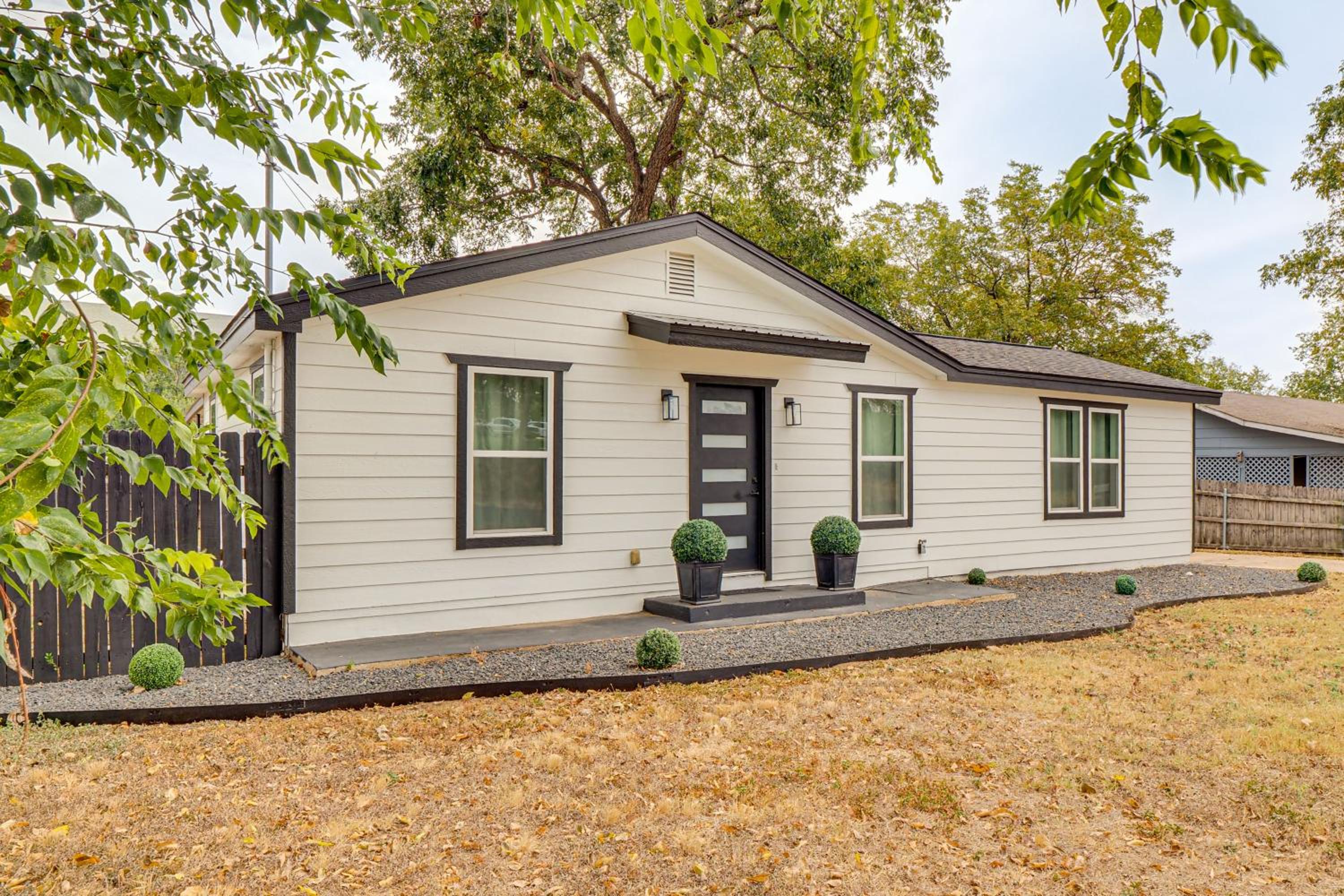 Near Historic Georgetown Square! Updated Home