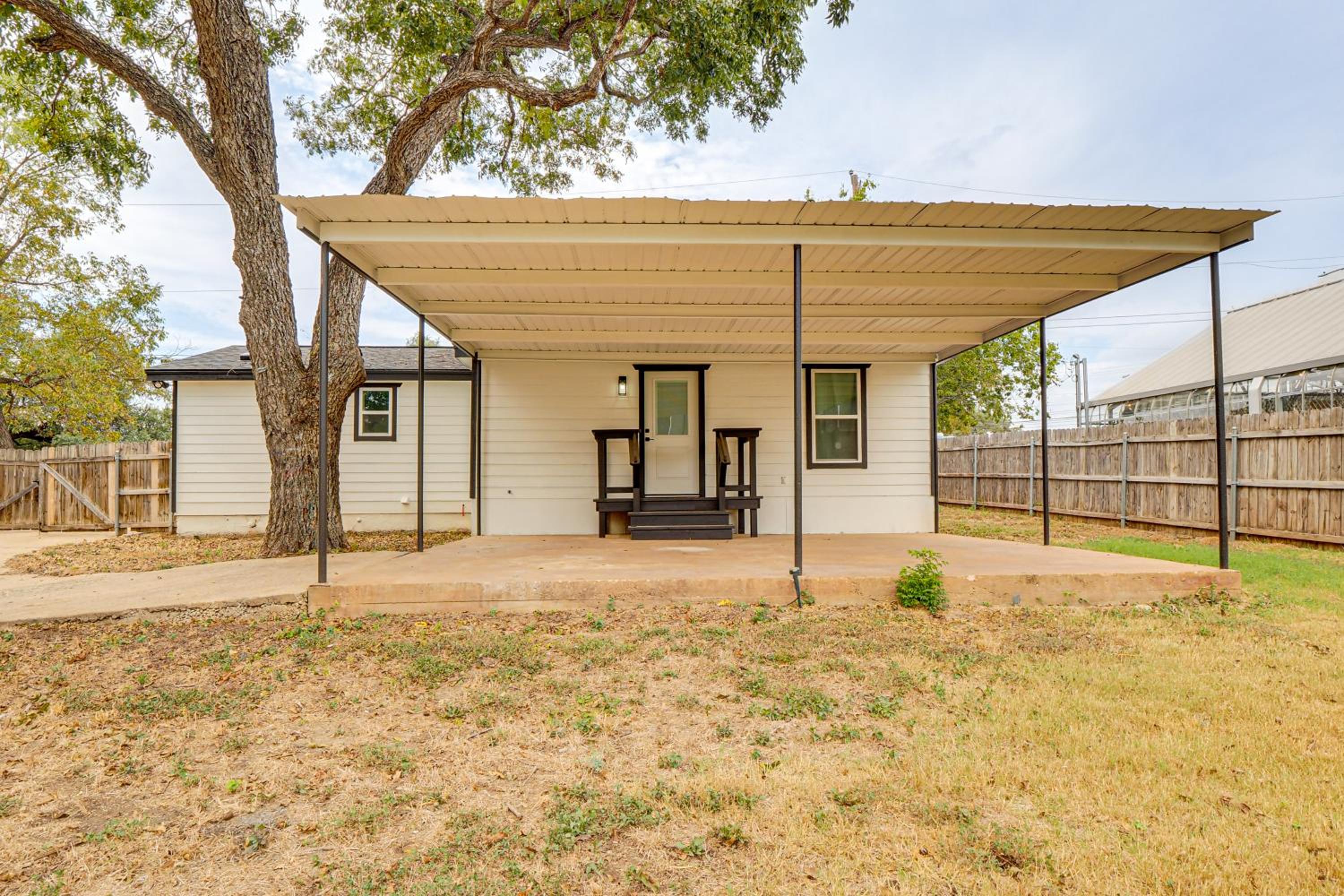 Near Historic Georgetown Square! Updated Home