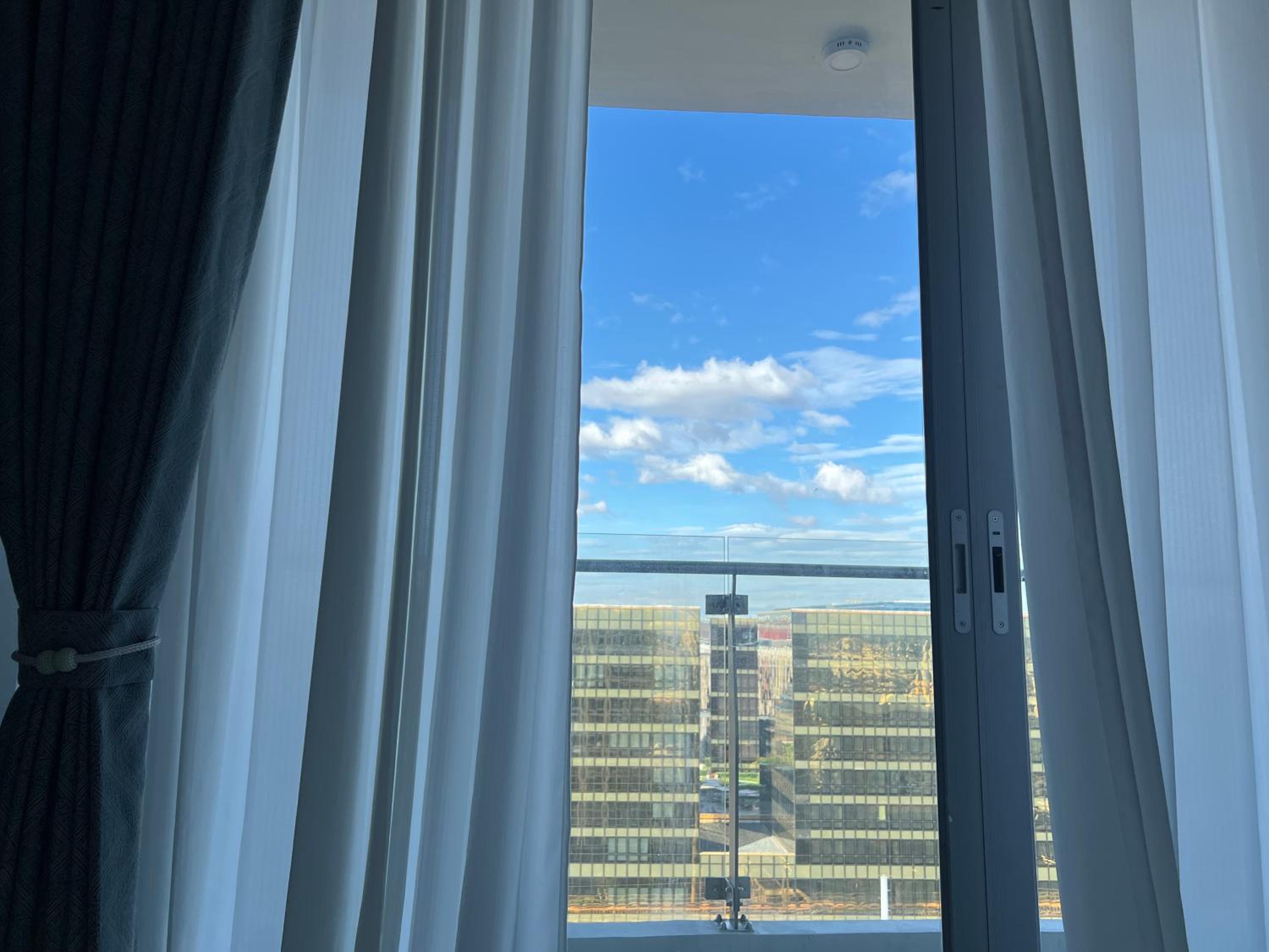 Modern Boutique Spacious Apartment Near Airport OKADA SOLAIRE MOA