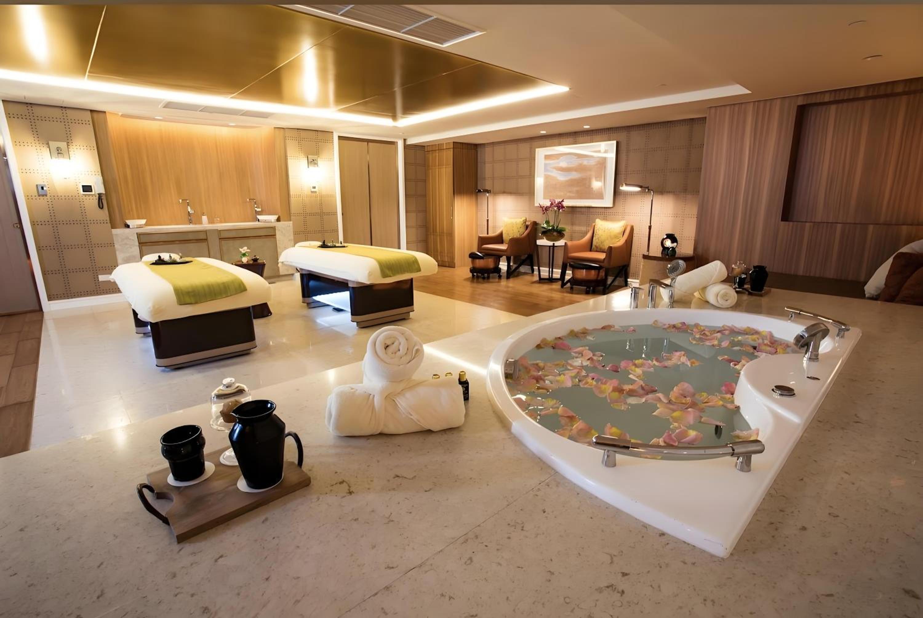 Modern Boutique Spacious Apartment Near Airport OKADA SOLAIRE MOA