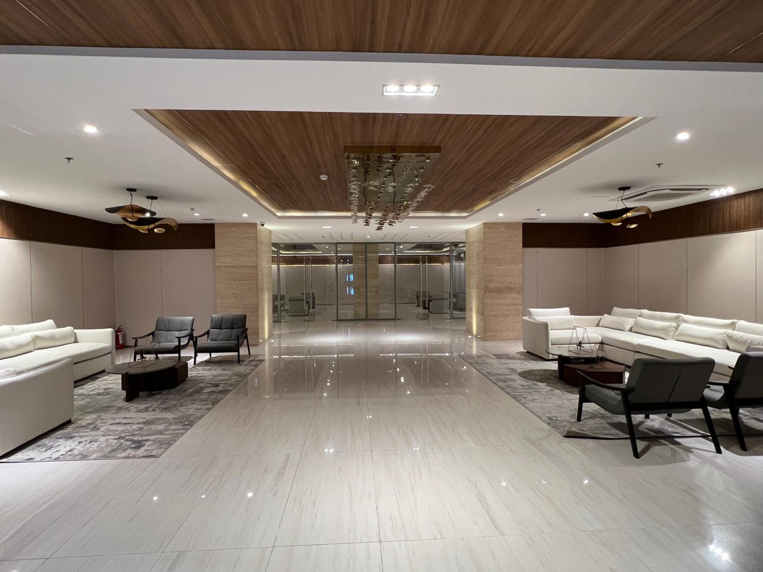 Modern Boutique Spacious Apartment Near Airport OKADA SOLAIRE MOA