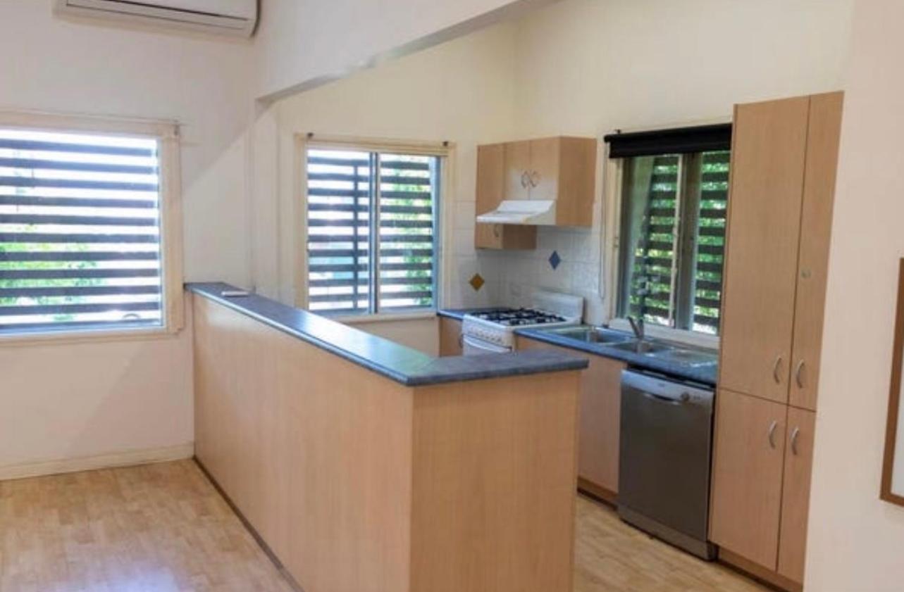 Studio room ensuite bathroom Brisbane City near Kangaroo Point and Gabba Cricket stadium