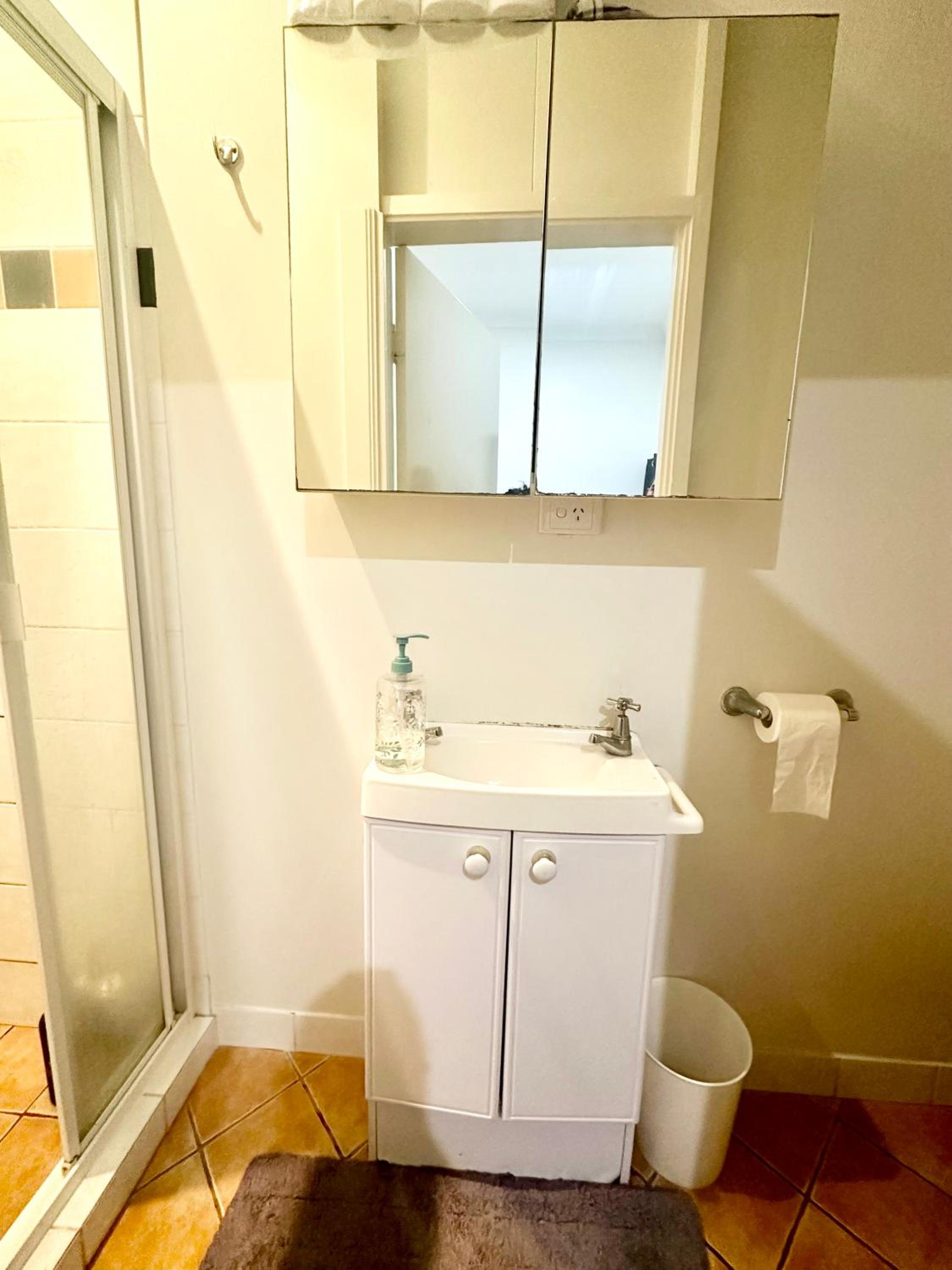 Studio room ensuite bathroom Brisbane City near Kangaroo Point and Gabba Cricket stadium
