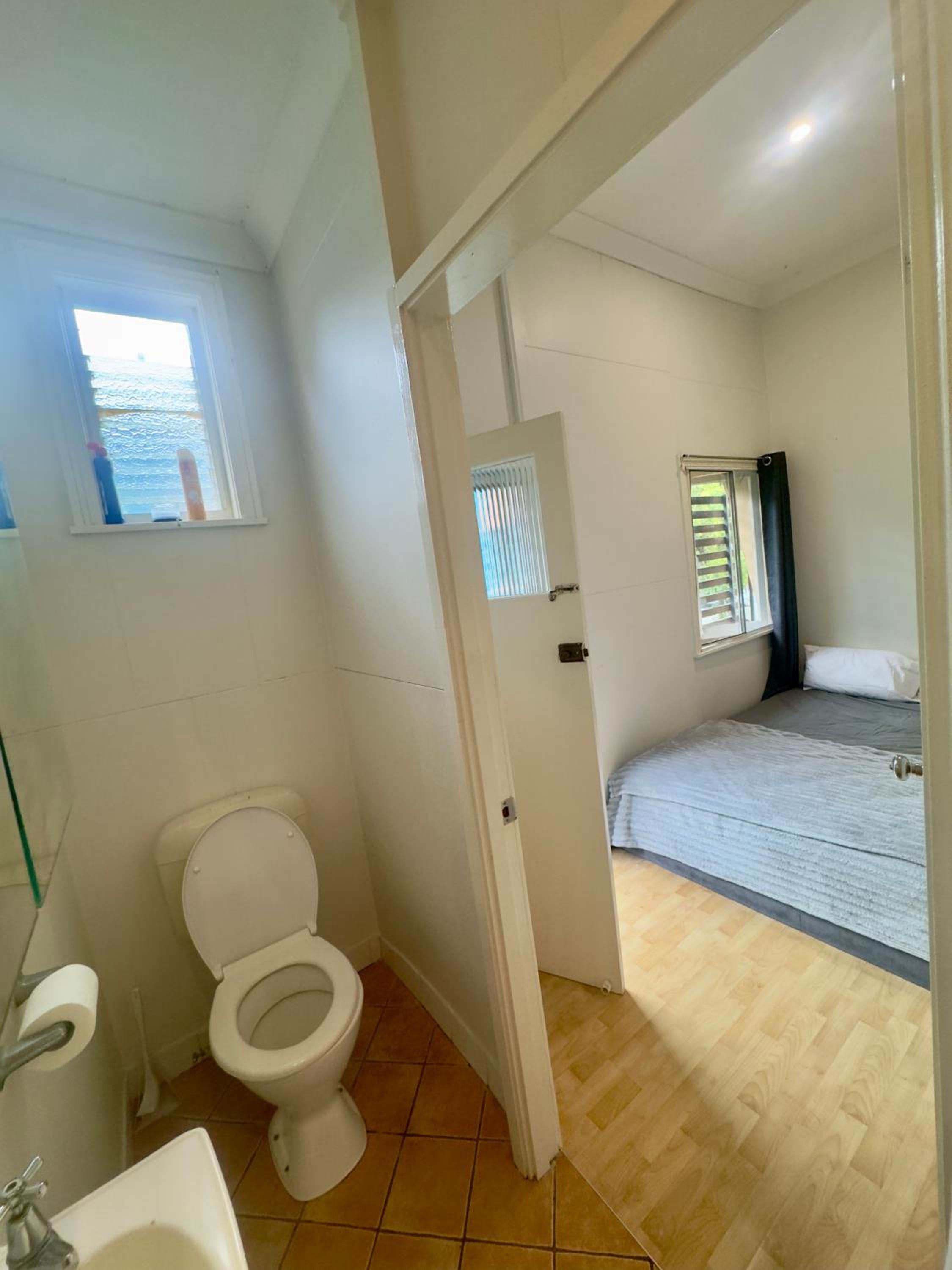 Studio room ensuite bathroom Brisbane City near Kangaroo Point and Gabba Cricket stadium