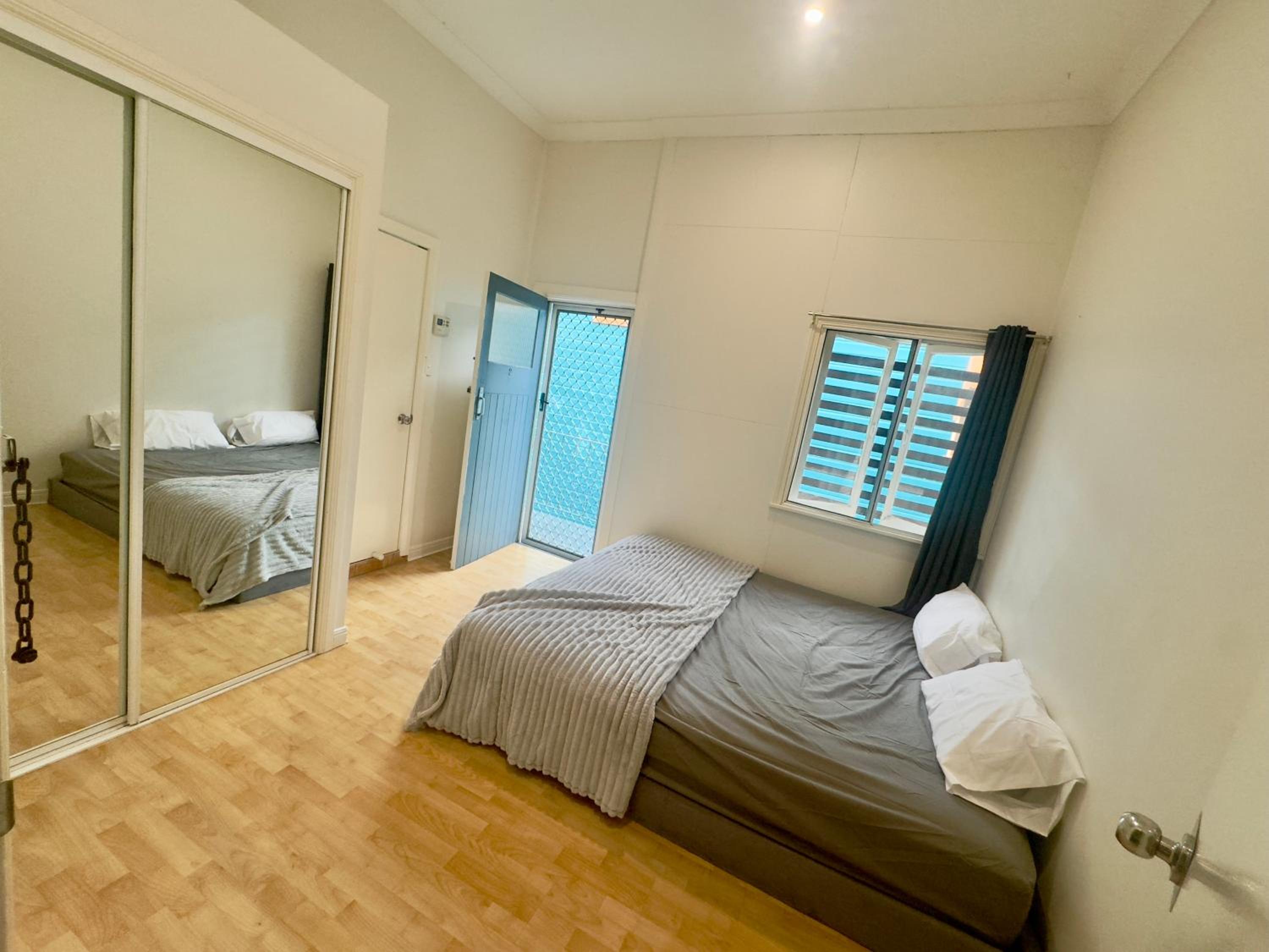 Studio room ensuite bathroom Brisbane City near Kangaroo Point and Gabba Cricket stadium