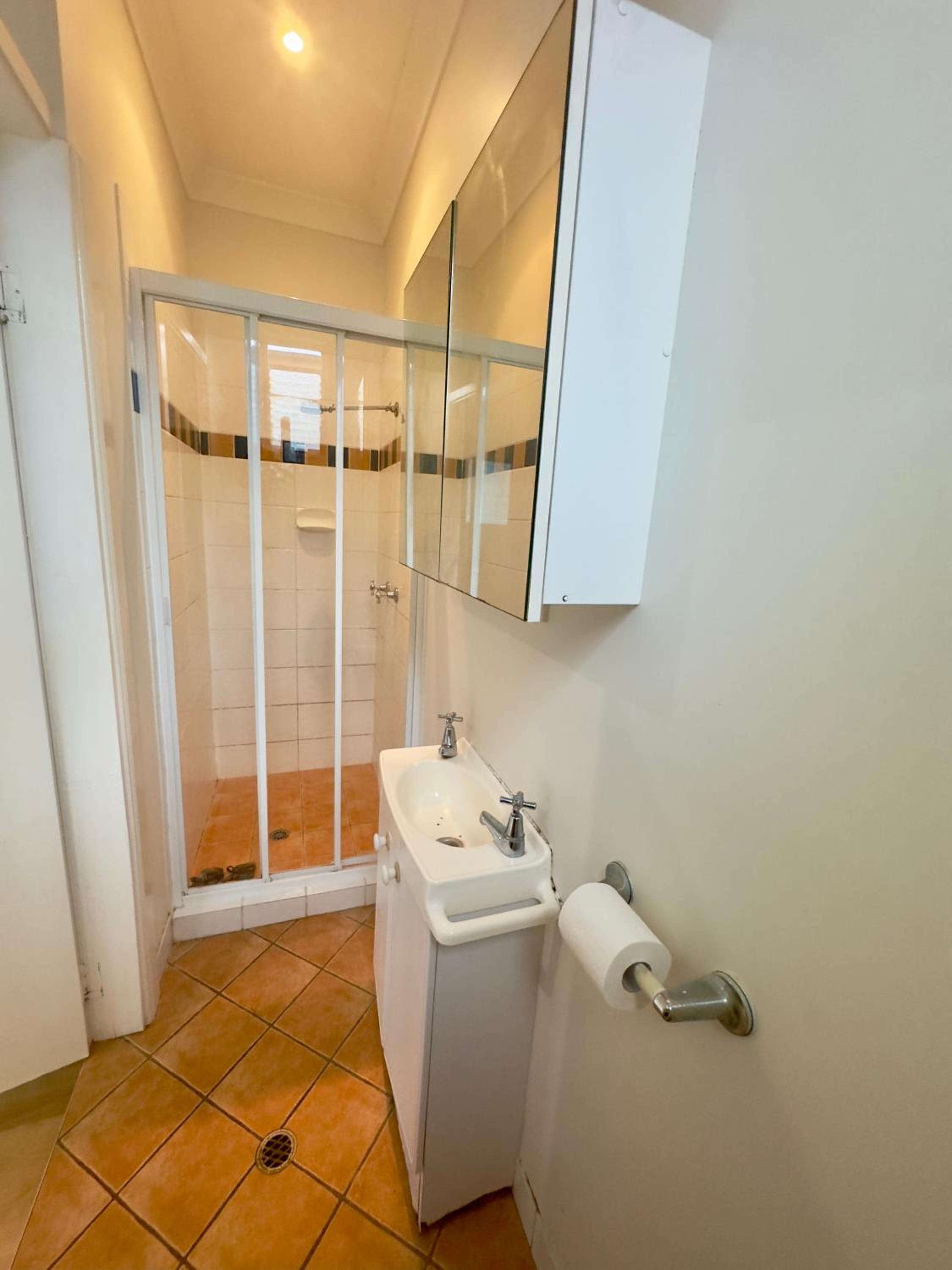 Studio room ensuite bathroom Brisbane City near Kangaroo Point and Gabba Cricket stadium