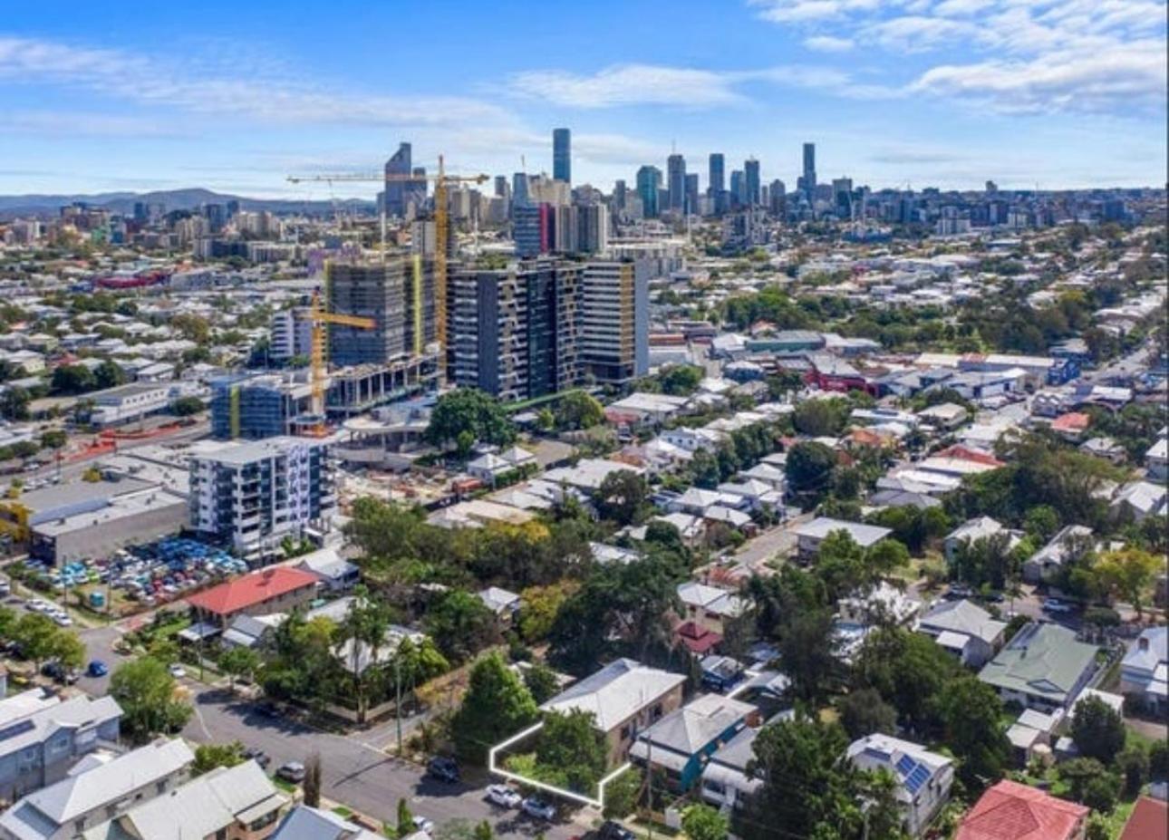 Studio room ensuite bathroom Brisbane City near Kangaroo Point and Gabba Cricket stadium