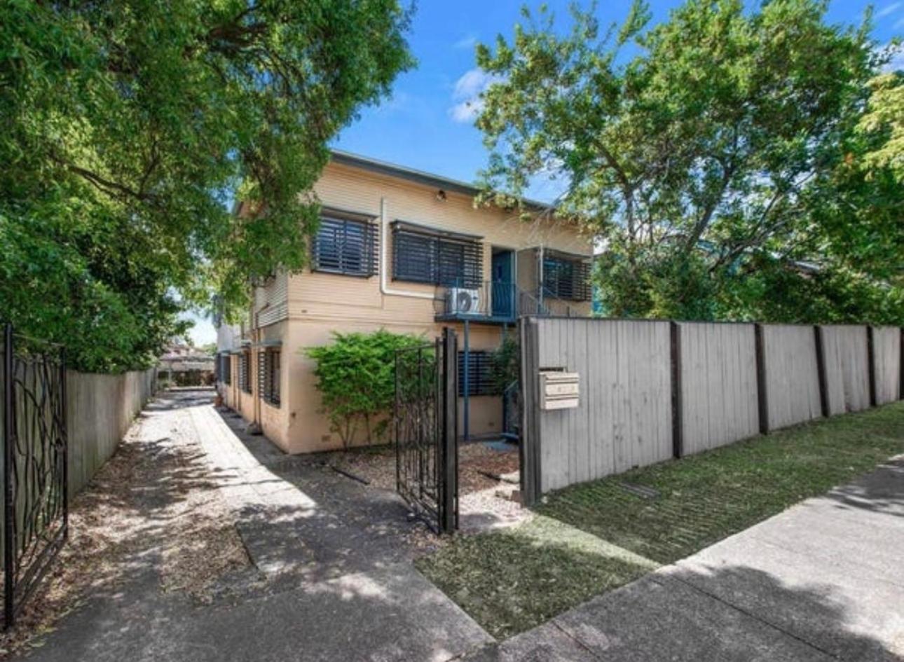 Studio room ensuite bathroom Brisbane City near Kangaroo Point and Gabba Cricket stadium
