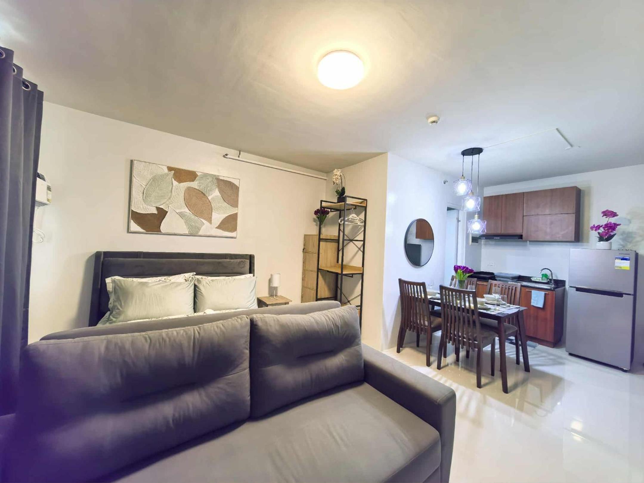 Stylish Condo Studio, Neflix, Pool, Balcony and near Airport