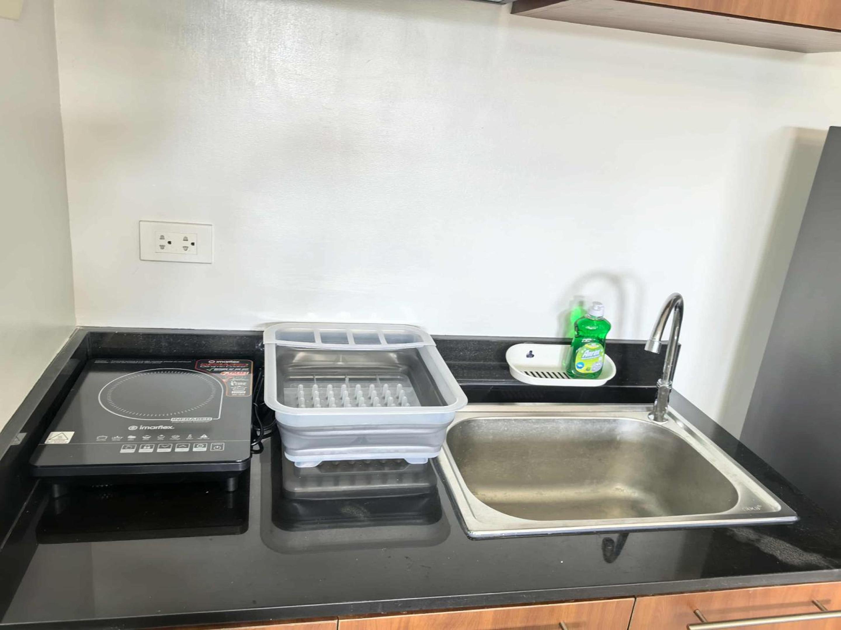 Stylish Condo Studio, Neflix, Pool, Balcony and near Airport