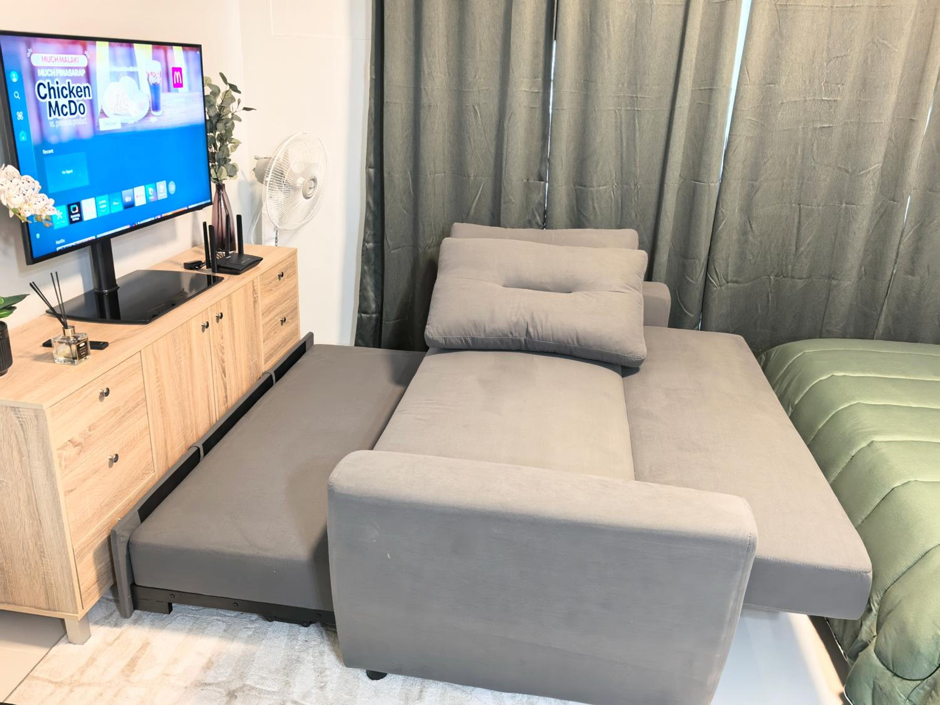 Stylish Condo Studio, Neflix, Pool, Balcony and near Airport