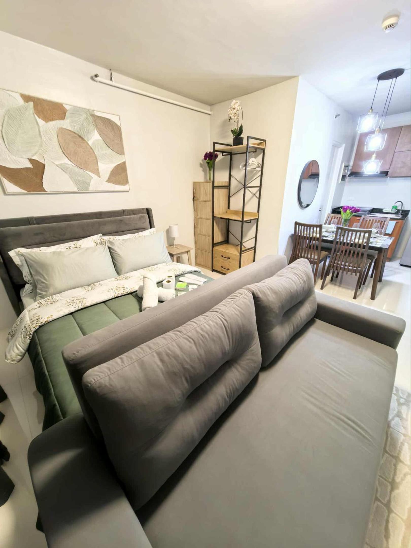 Stylish Condo Studio, Neflix, Pool, Balcony and near Airport
