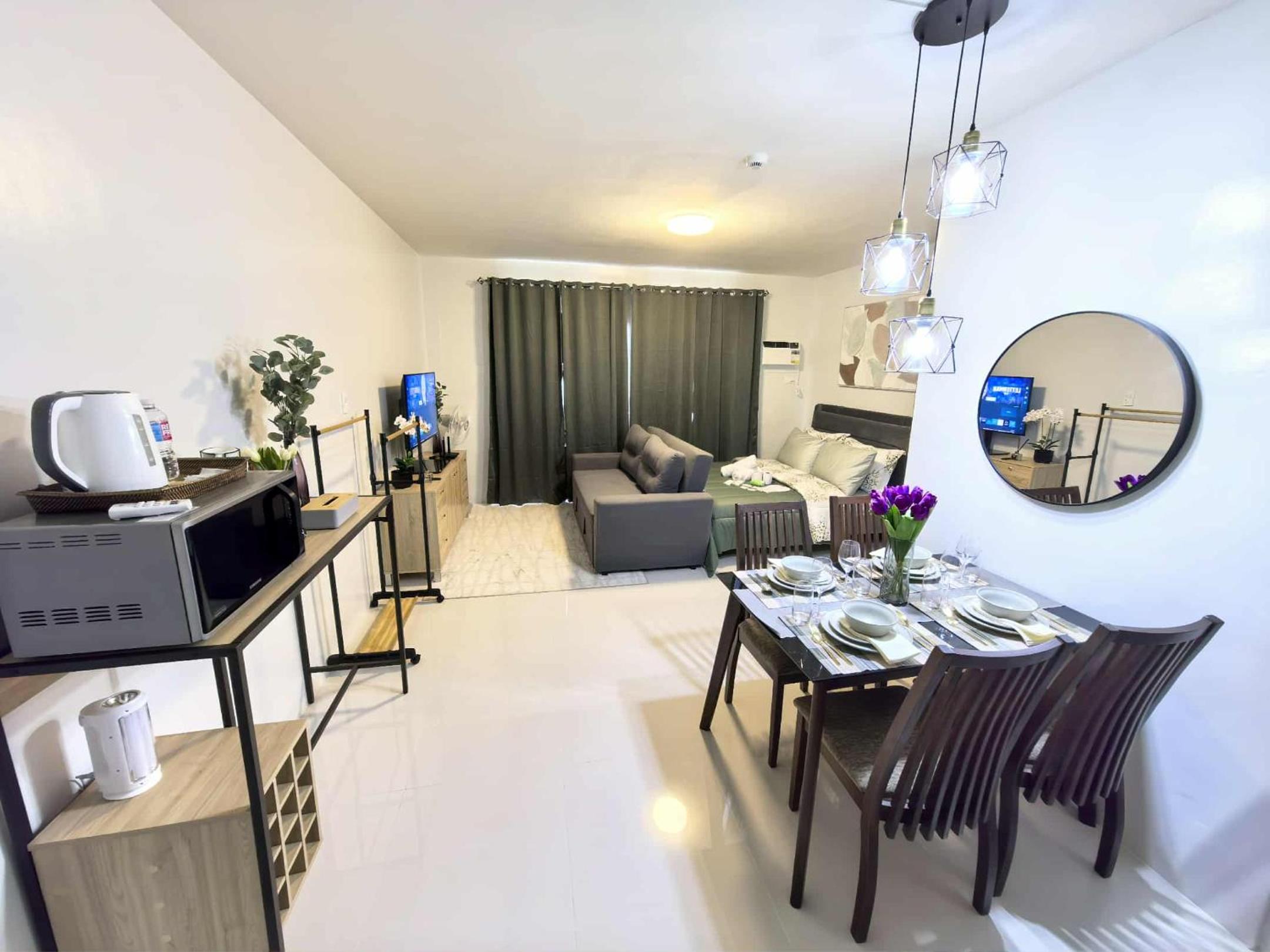 Stylish Condo Studio, Neflix, Pool, Balcony and near Airport