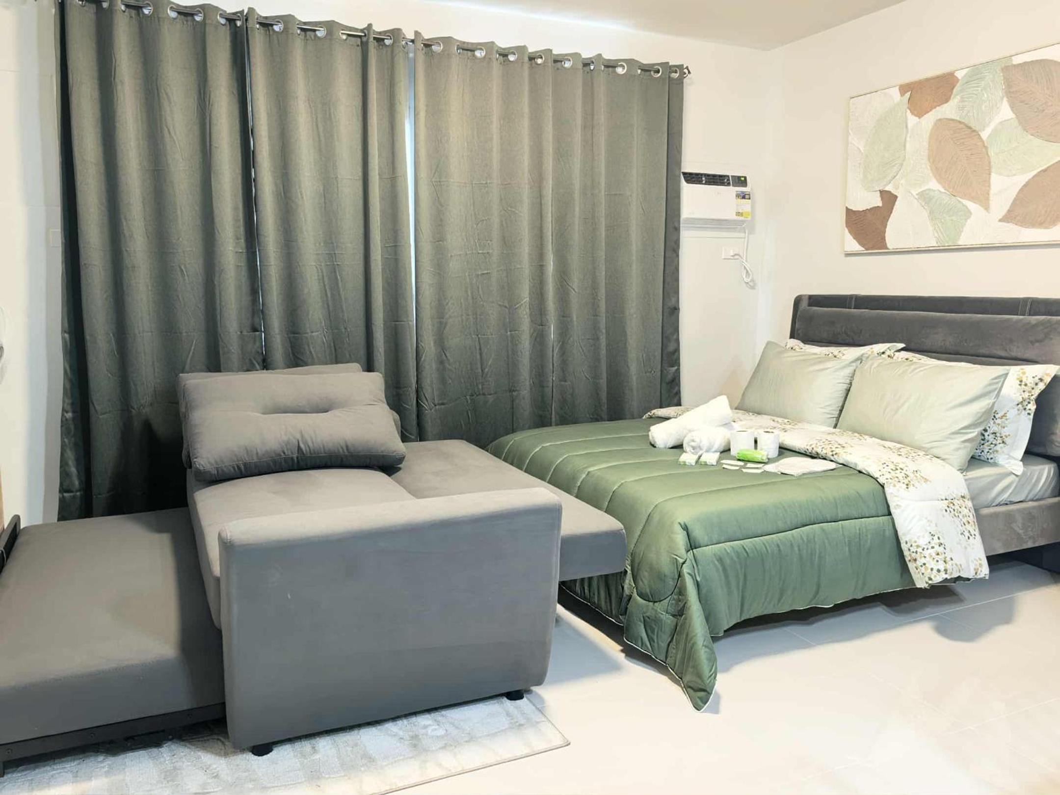 Stylish Condo Studio, Neflix, Pool, Balcony and near Airport