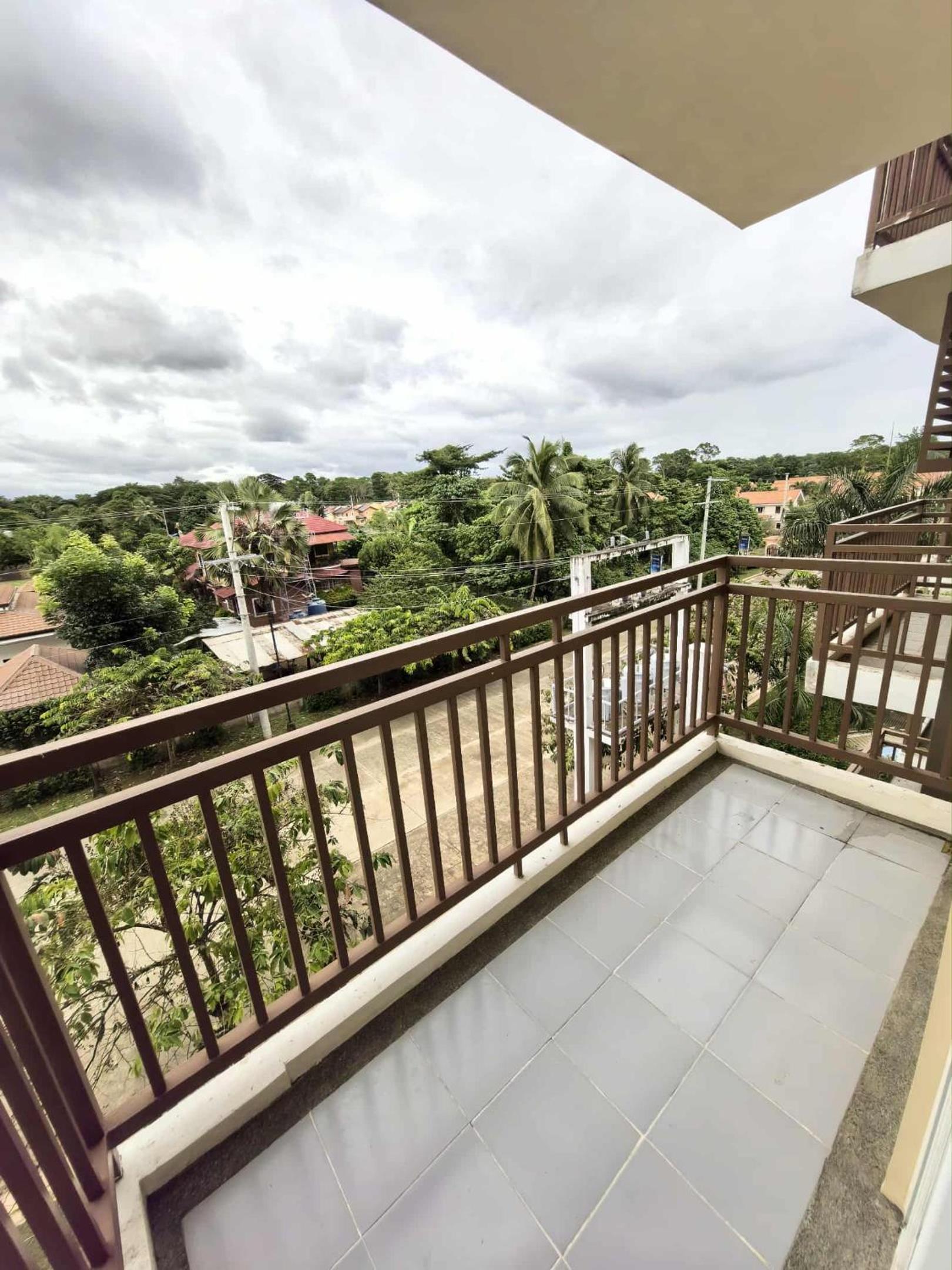 Stylish Condo Studio, Neflix, Pool, Balcony and near Airport