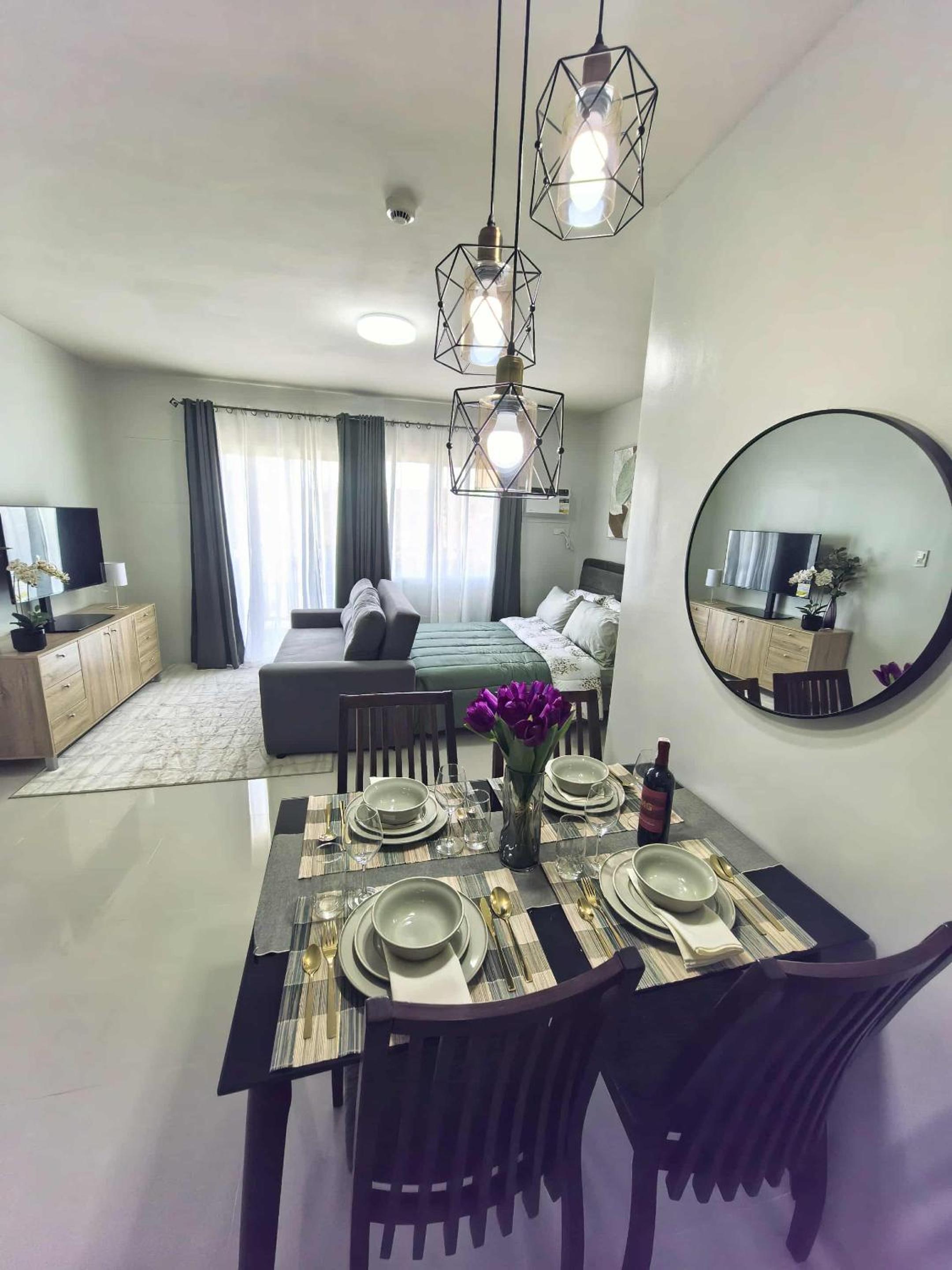 Stylish Condo Studio, Neflix, Pool, Balcony and near Airport