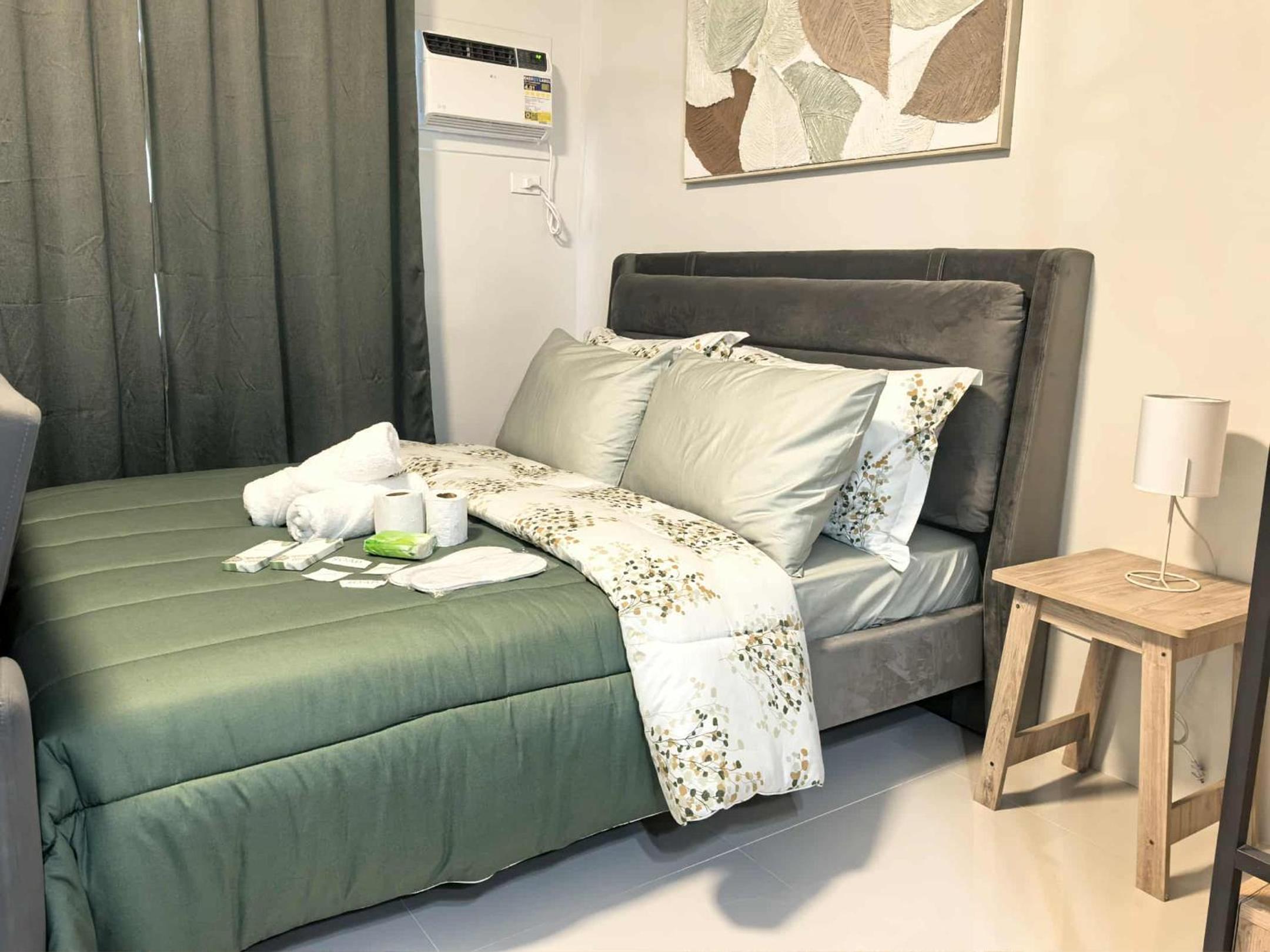 Stylish Condo Studio, Neflix, Pool, Balcony and near Airport