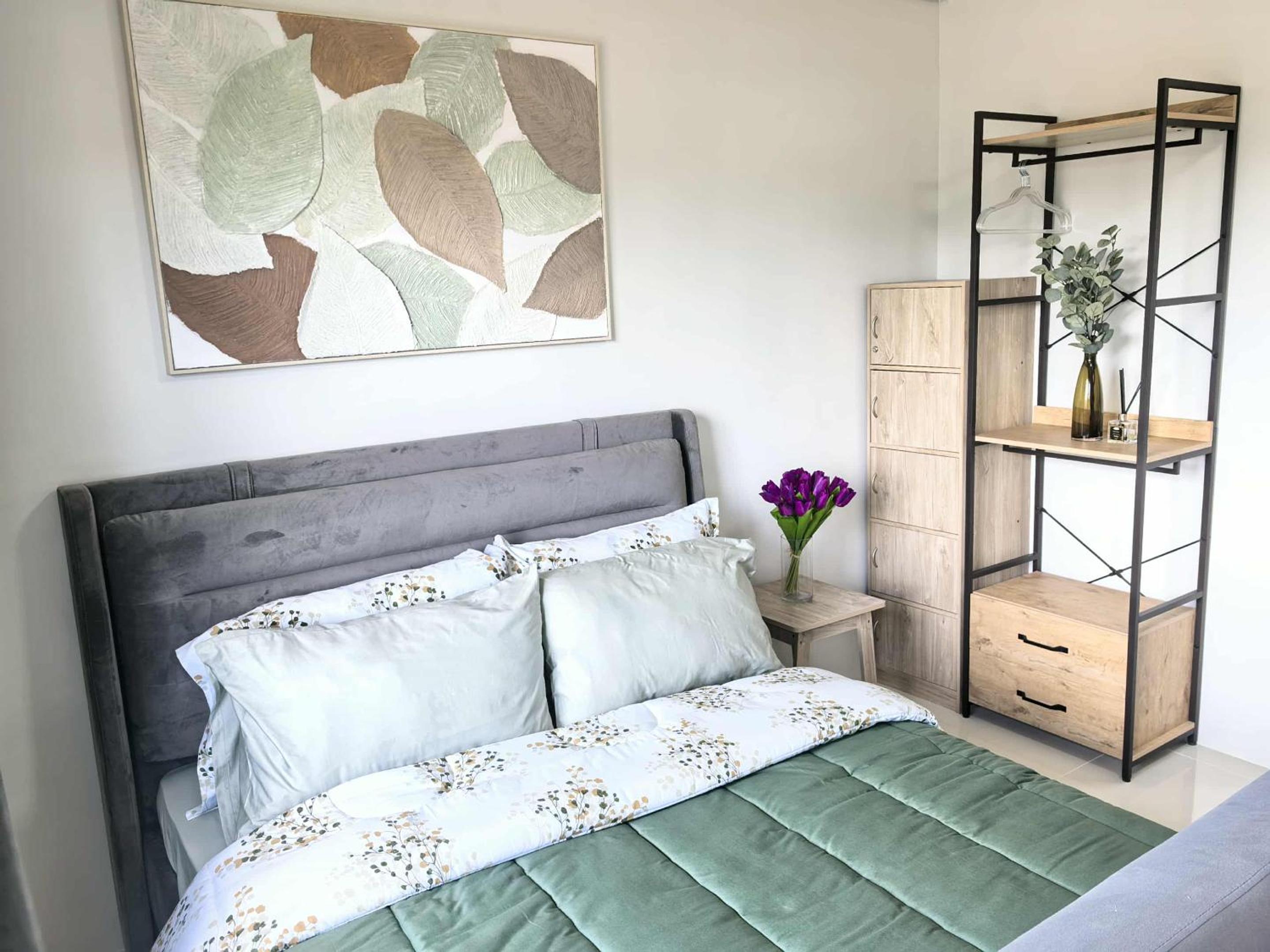 Stylish Condo Studio, Neflix, Pool, Balcony and near Airport