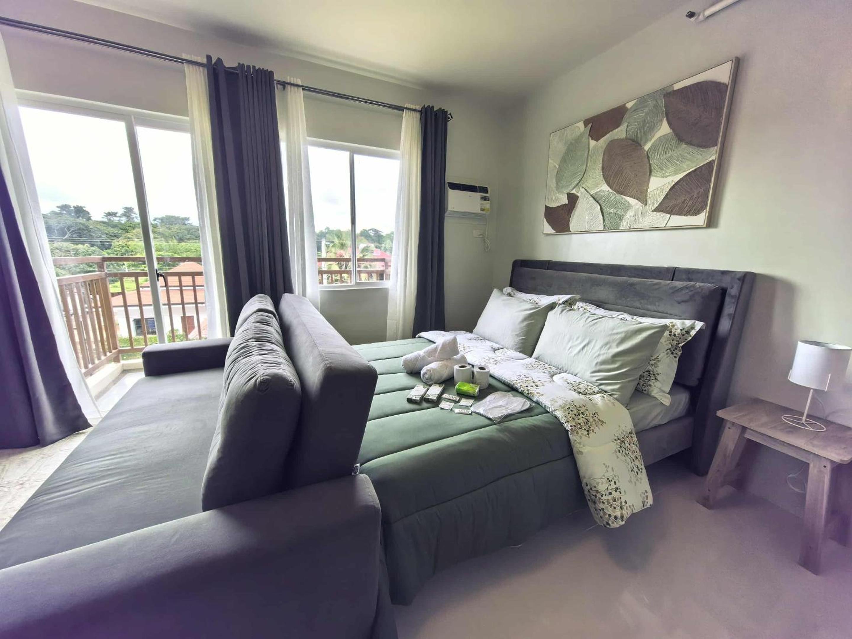 Stylish Condo Studio, Neflix, Pool, Balcony and near Airport
