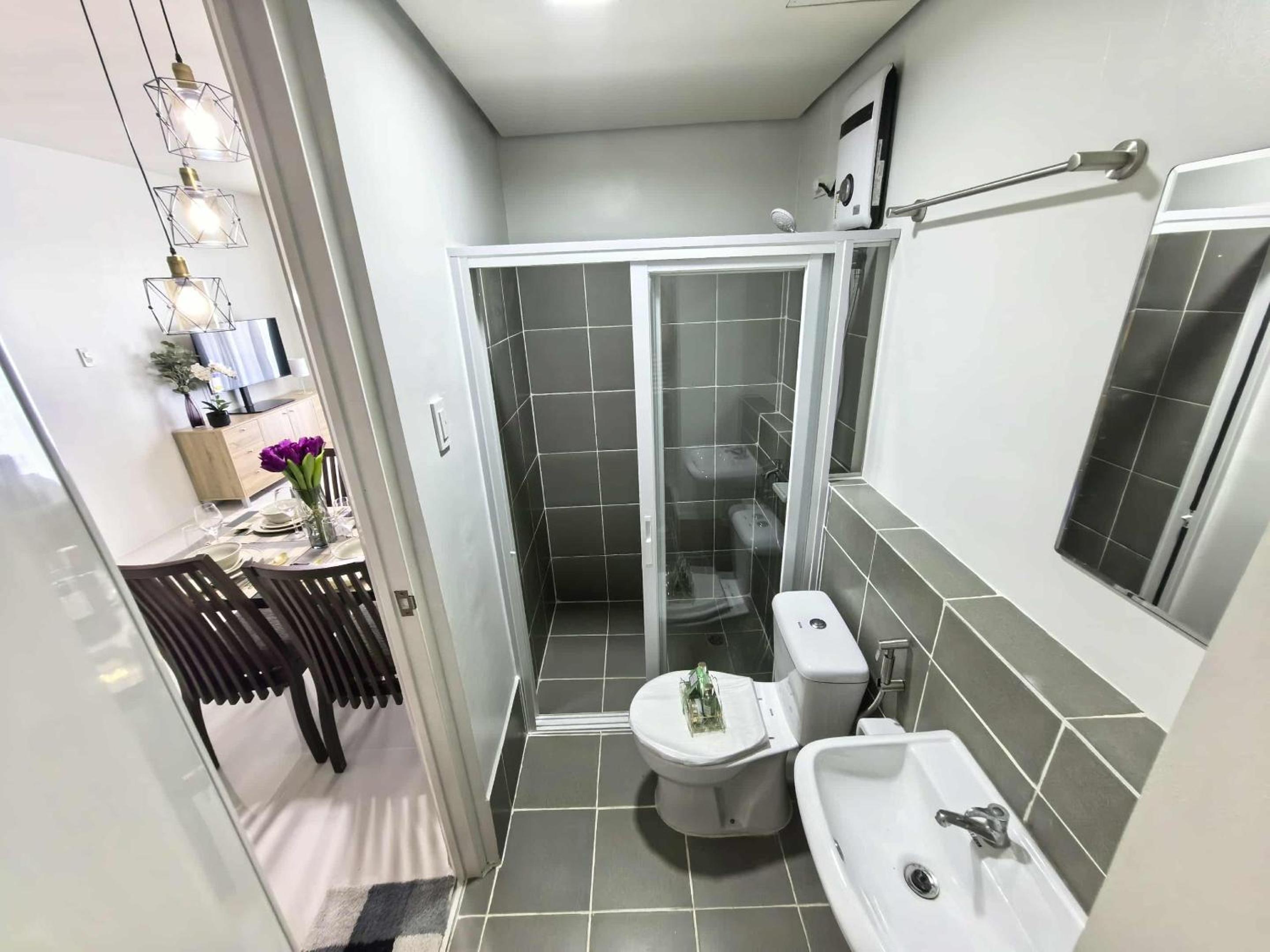 Stylish Condo Studio, Neflix, Pool, Balcony and near Airport