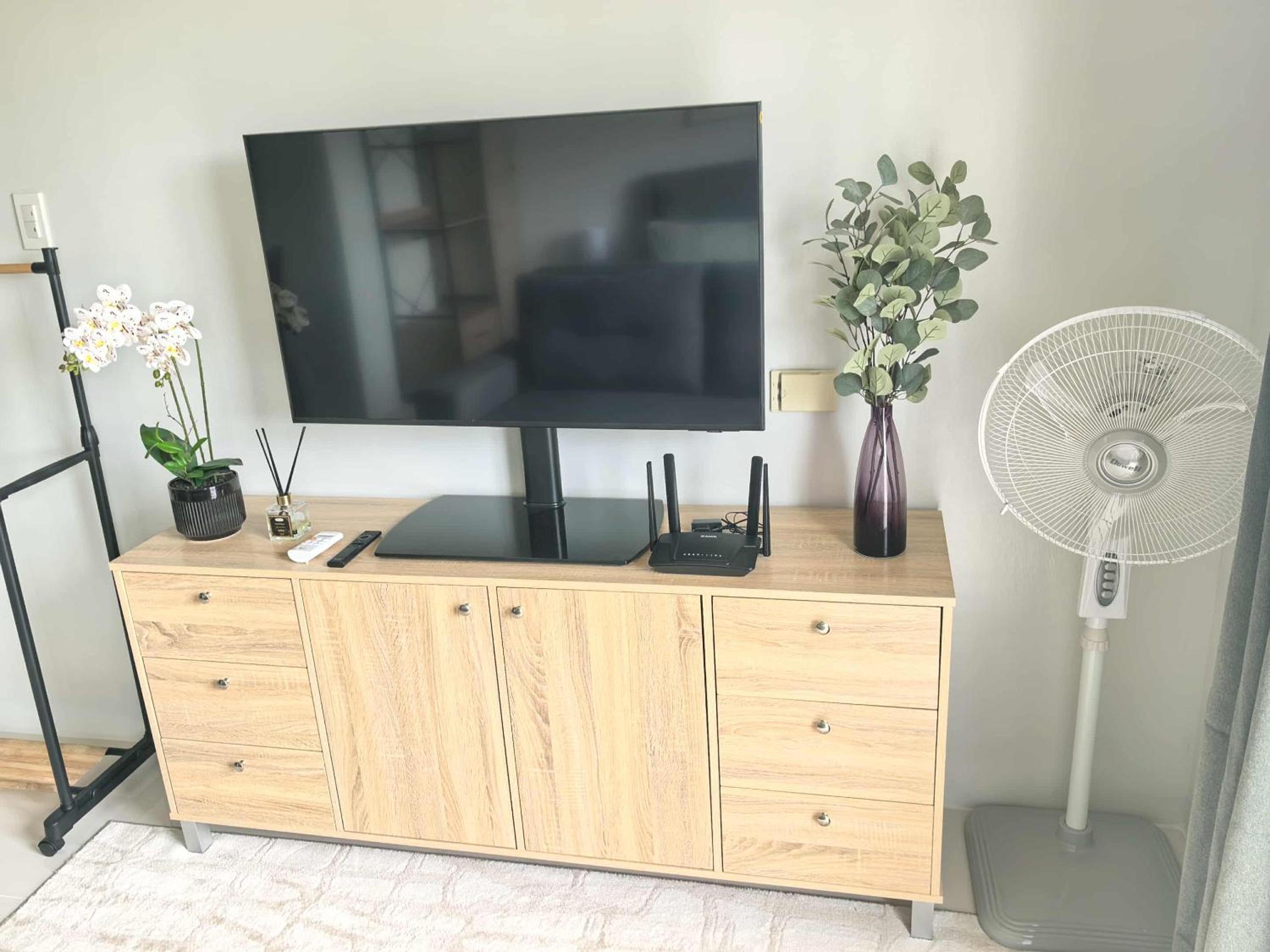 Stylish Condo Studio, Neflix, Pool, Balcony and near Airport