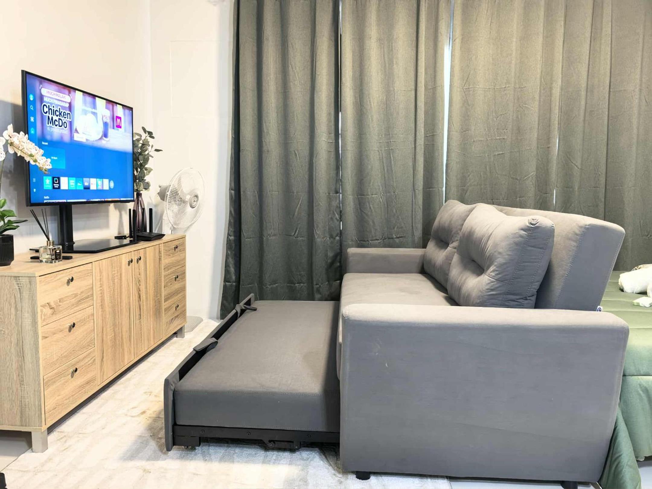 Stylish Condo Studio, Neflix, Pool, Balcony and near Airport