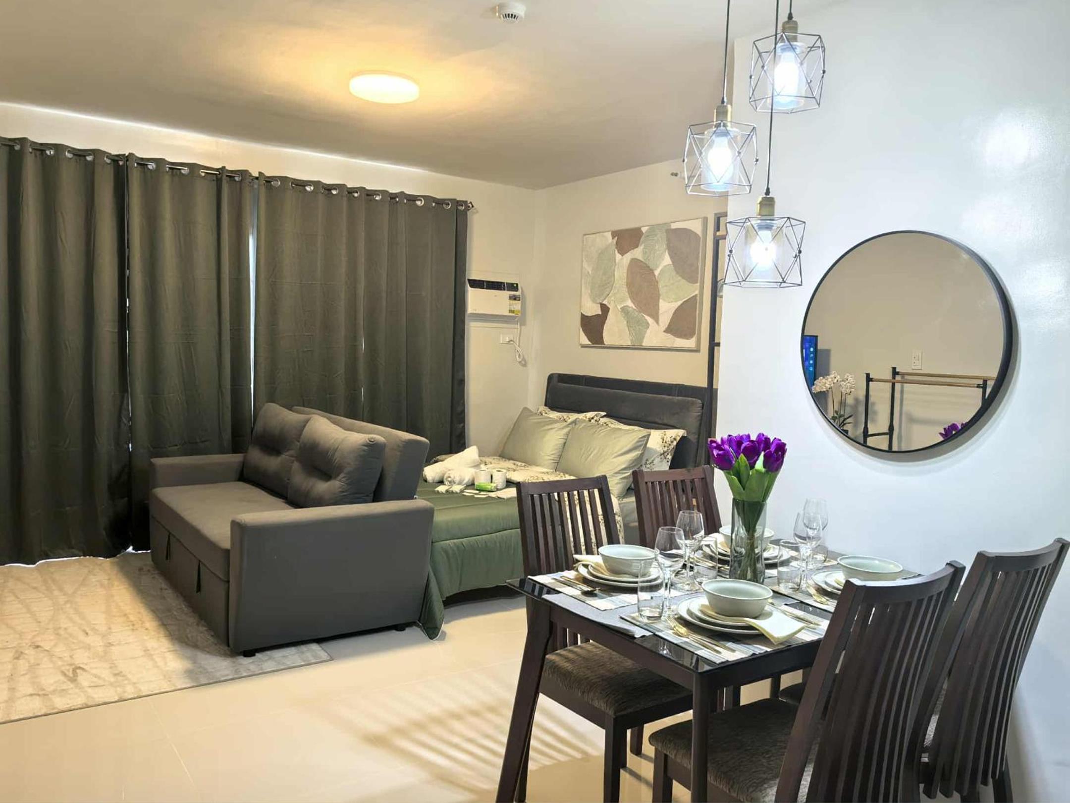Stylish Condo Studio, Neflix, Pool, Balcony and near Airport